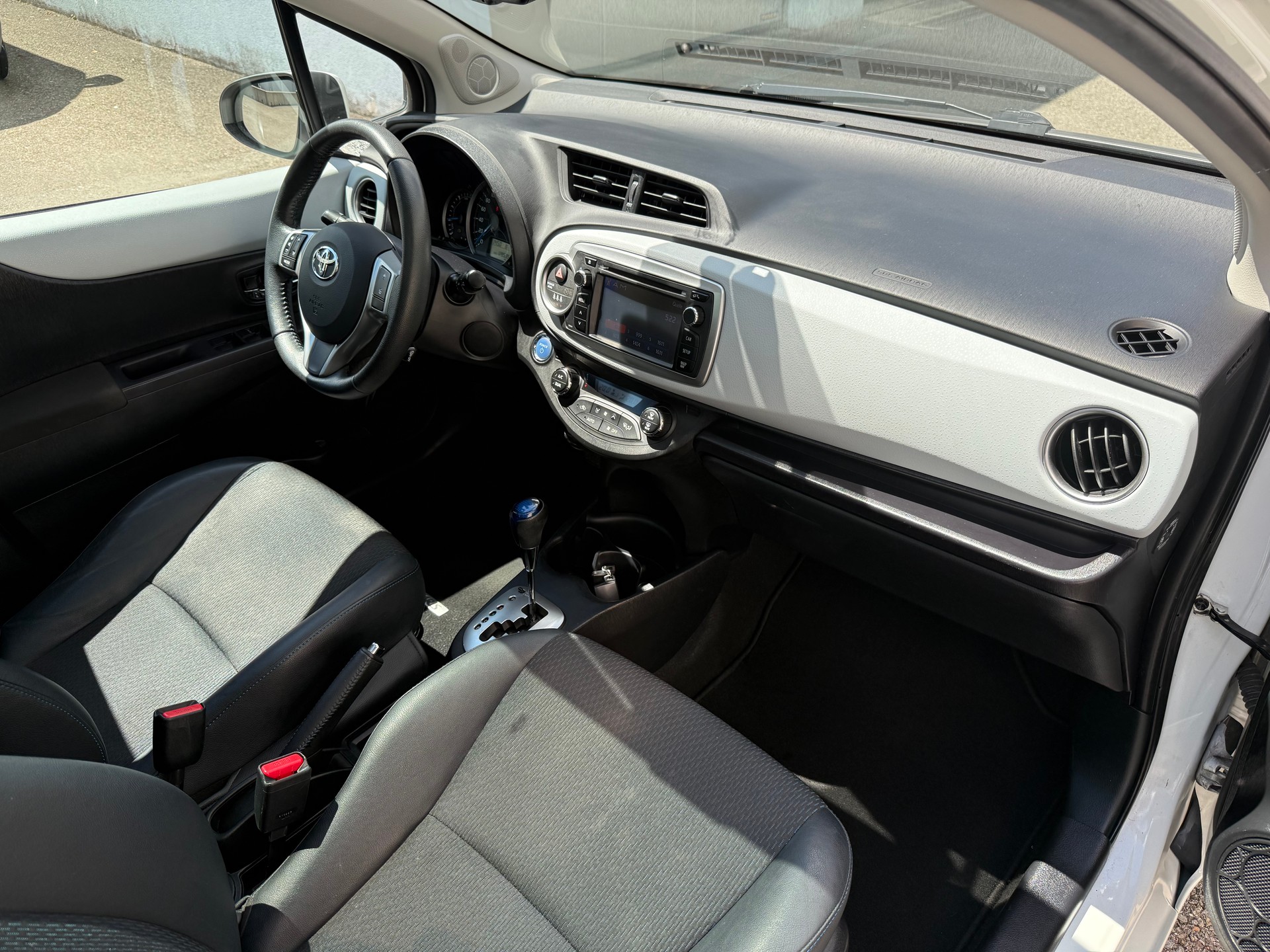 TOYOTA Yaris 1.5 VVT-i Hybrid Sol Premium CVT-image-11