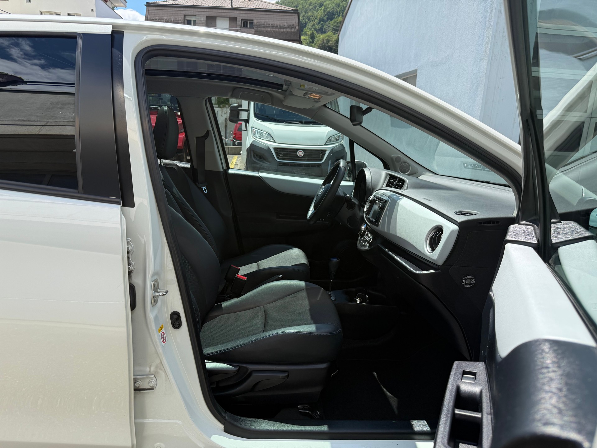 TOYOTA Yaris 1.5 VVT-i Hybrid Sol Premium CVT-image-12