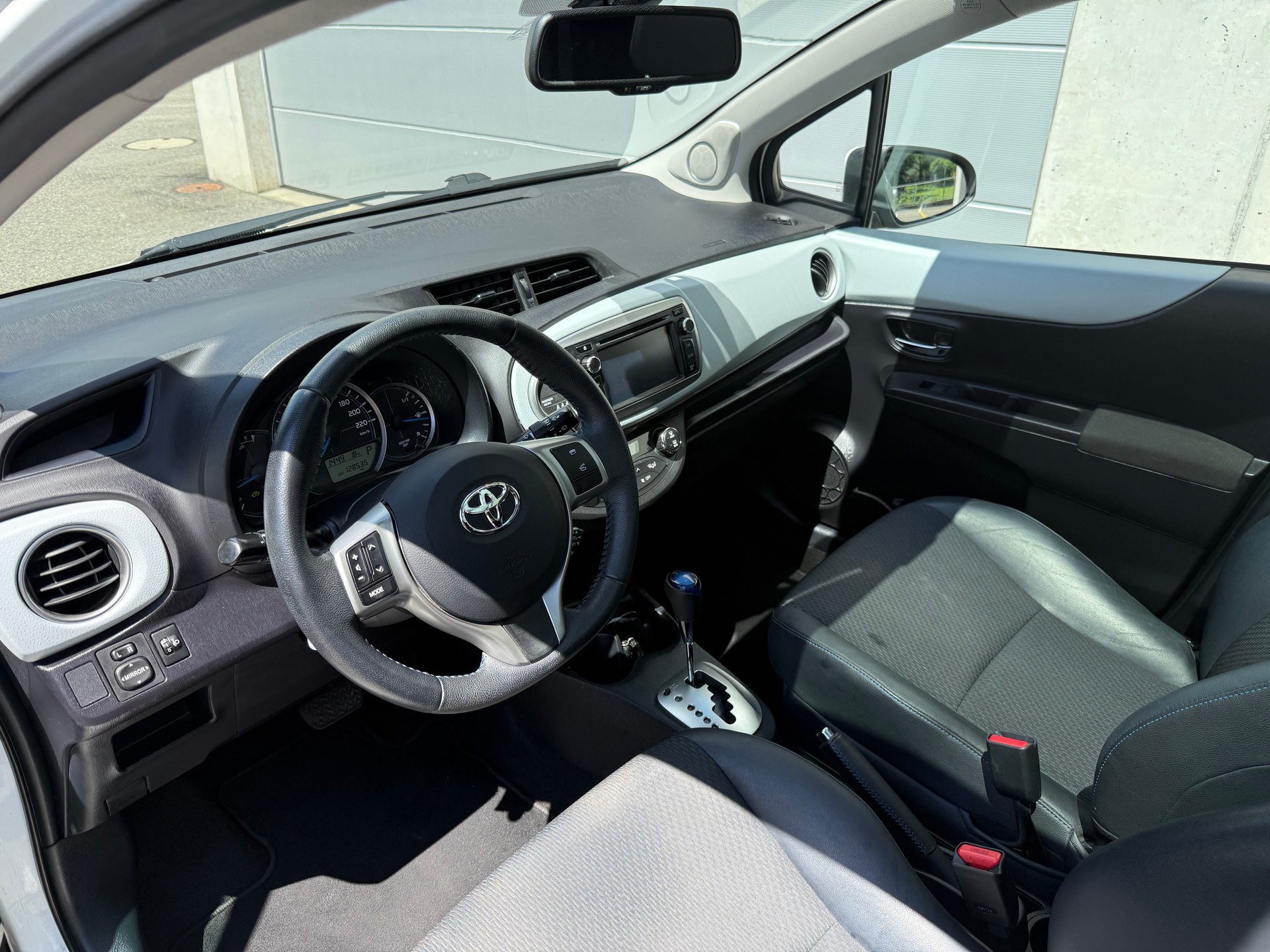 TOYOTA Yaris 1.5 VVT-i Hybrid Sol Premium CVT-image-8