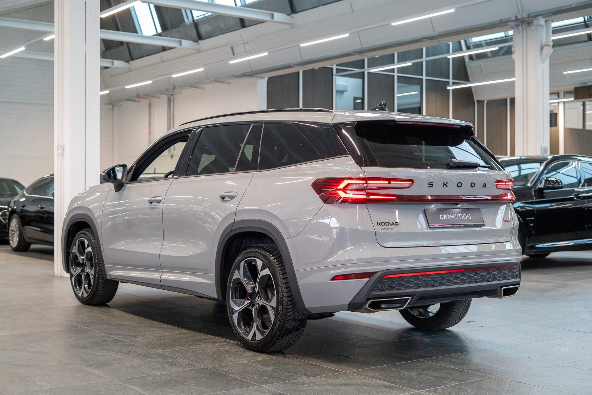 SKODA Kodiaq 2.0 TSI RS / 7 Sitze / Panorama-Glasdach / HeadUp / Anhängerkupplung-image-8