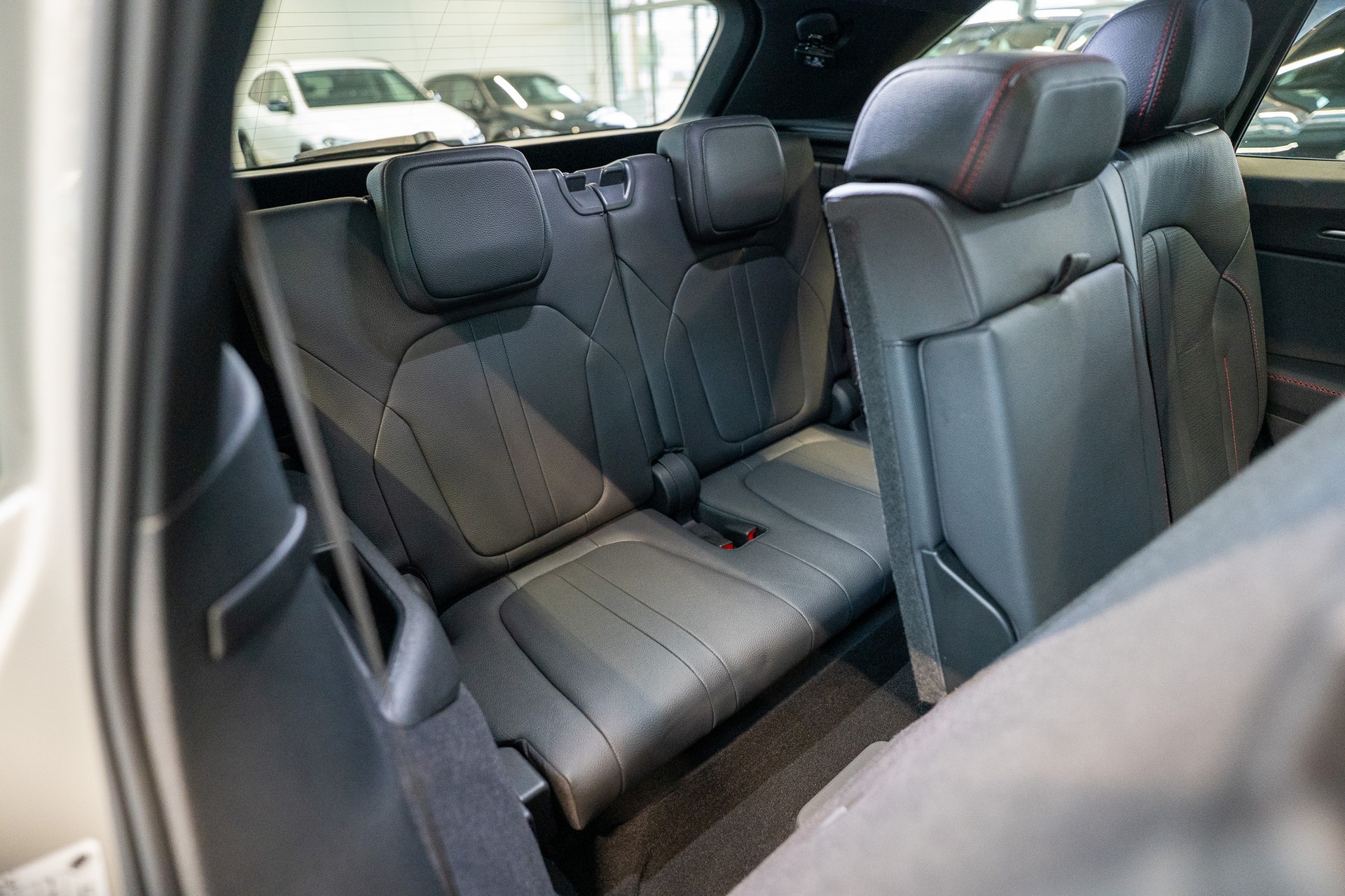 SKODA Kodiaq 2.0 TSI RS / 7 Sitze / Panorama-Glasdach / HeadUp / Anhängerkupplung-image-17