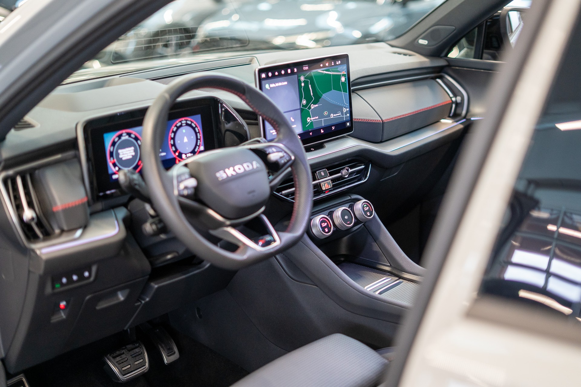 SKODA Kodiaq 2.0 TSI RS / 7 Sitze / Panorama-Glasdach / HeadUp / Anhängerkupplung-image-12