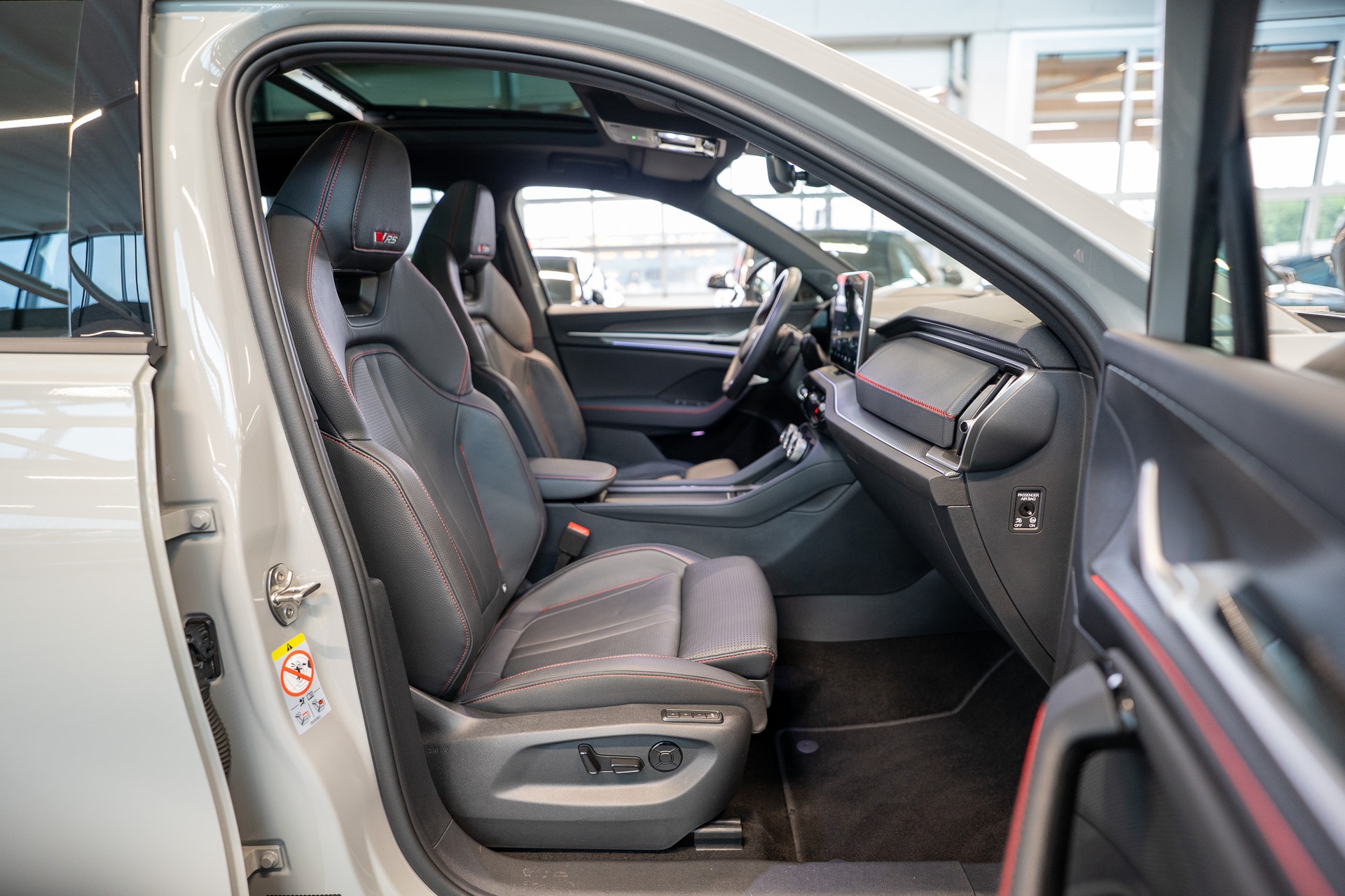 SKODA Kodiaq 2.0 TSI RS / 7 Sitze / Panorama-Glasdach / HeadUp / Anhängerkupplung-image-18