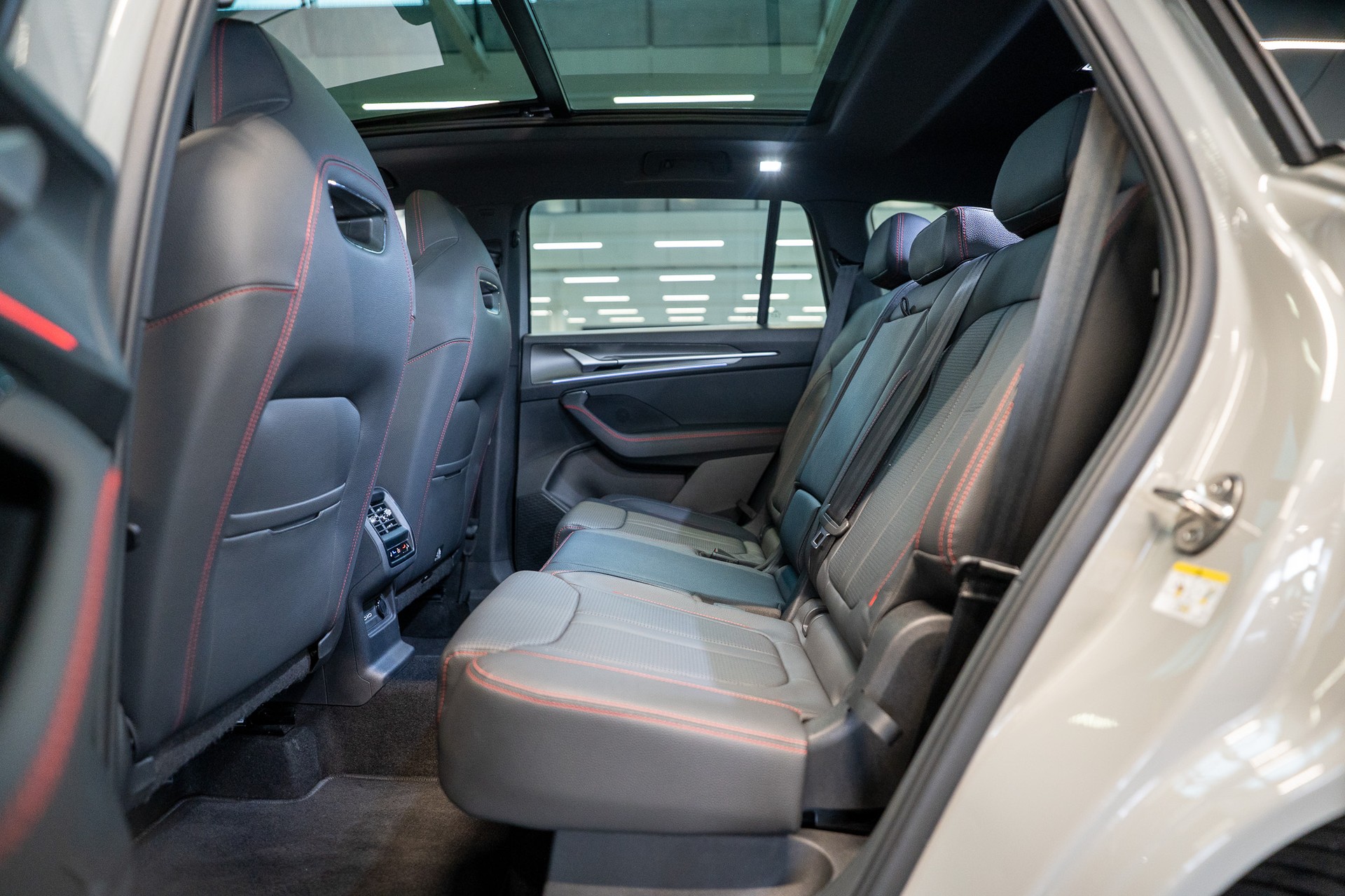 SKODA Kodiaq 2.0 TSI RS / 7 Sitze / Panorama-Glasdach / HeadUp / Anhängerkupplung-image-15