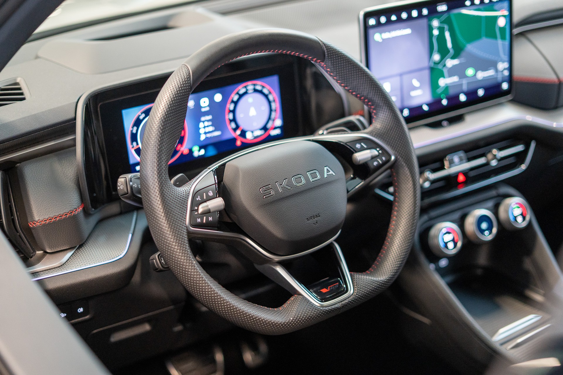 SKODA Kodiaq 2.0 TSI RS / 7 Sitze / Panorama-Glasdach / HeadUp / Anhängerkupplung-image-13