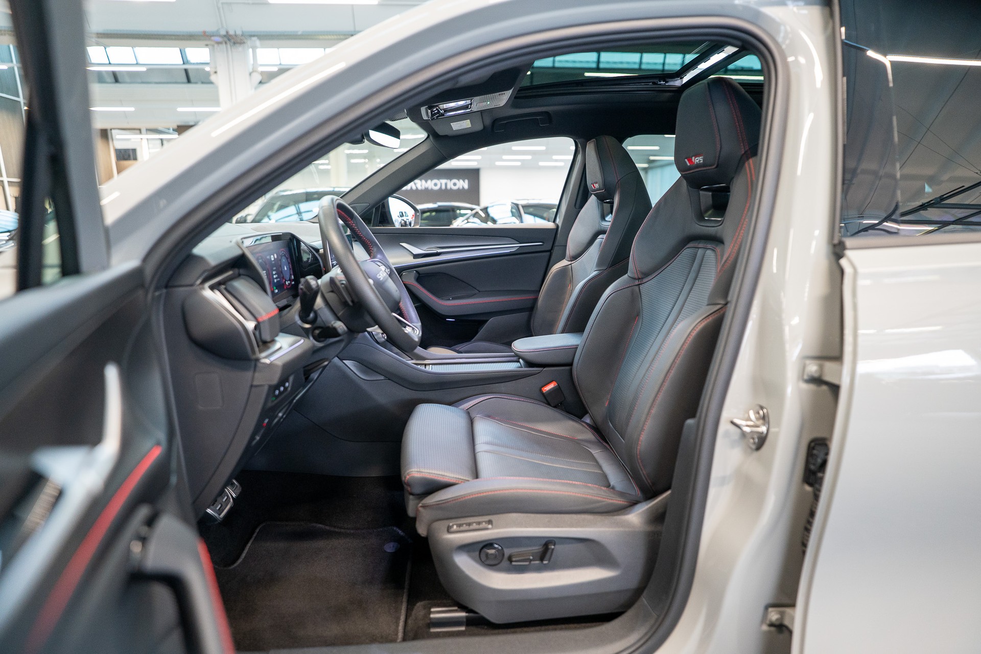 SKODA Kodiaq 2.0 TSI RS / 7 Sitze / Panorama-Glasdach / HeadUp / Anhängerkupplung-image-9