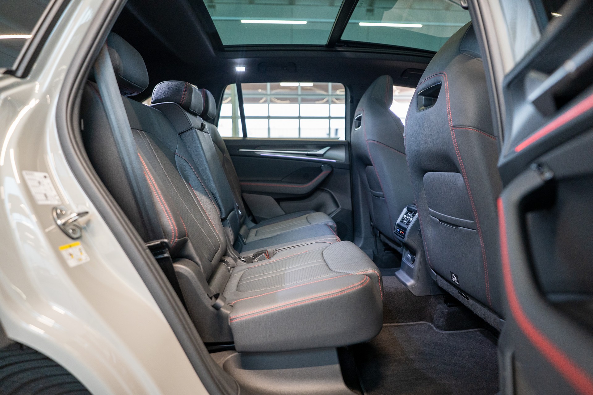 SKODA Kodiaq 2.0 TSI RS / 7 Sitze / Panorama-Glasdach / HeadUp / Anhängerkupplung-image-16
