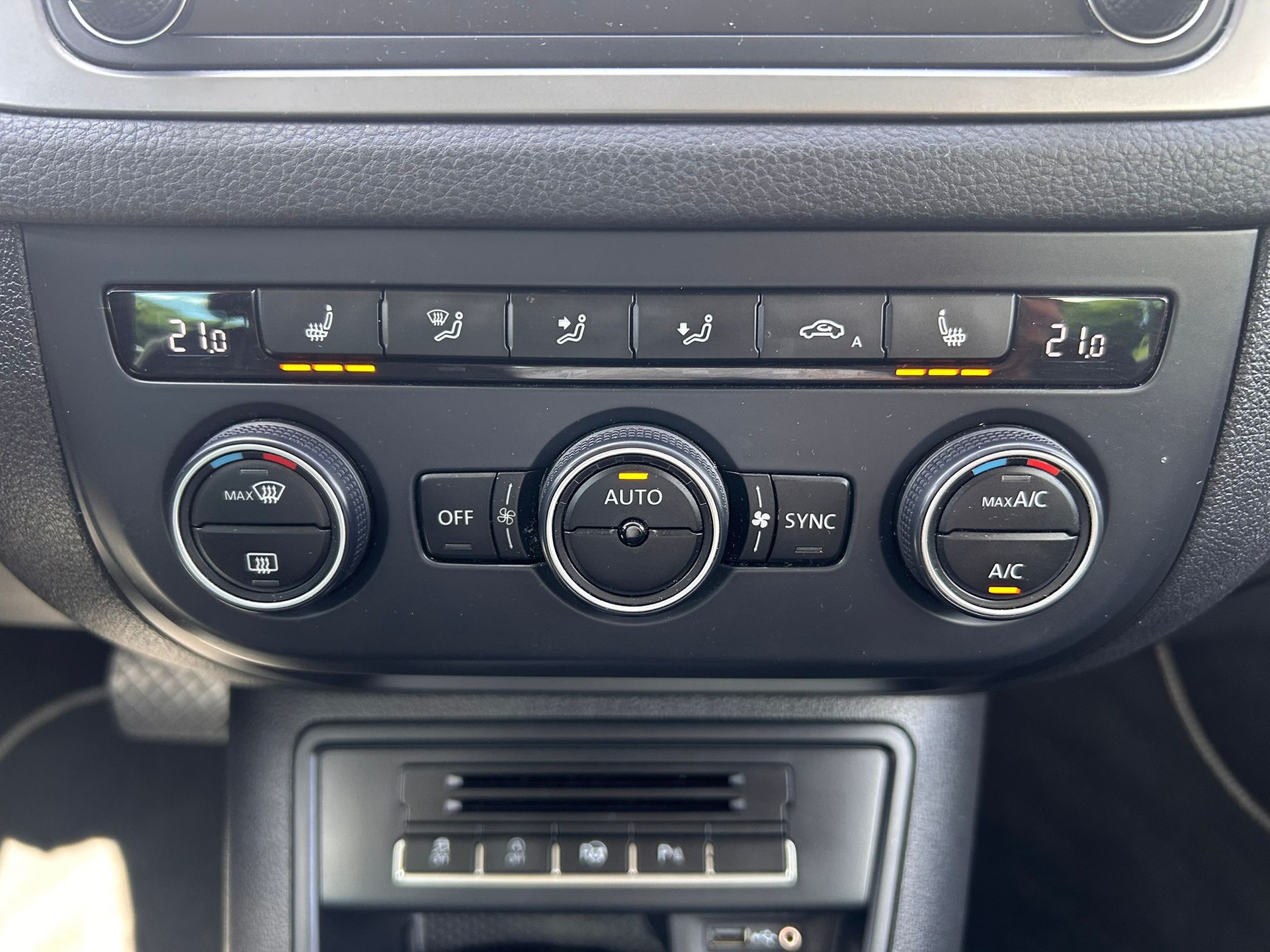 VW Tiguan 2.0 TDI Lounge 4Motion DSG-image-25