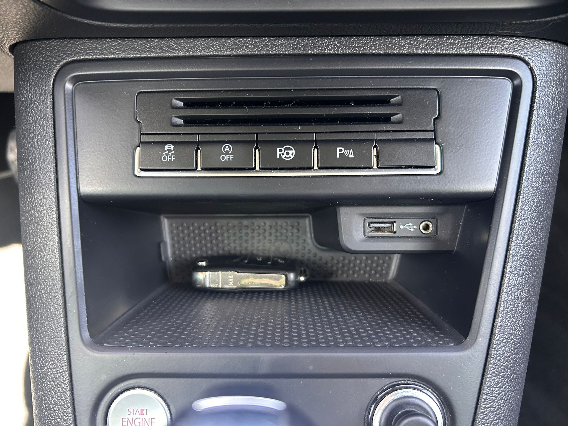 VW Tiguan 2.0 TDI Lounge 4Motion DSG-image-24
