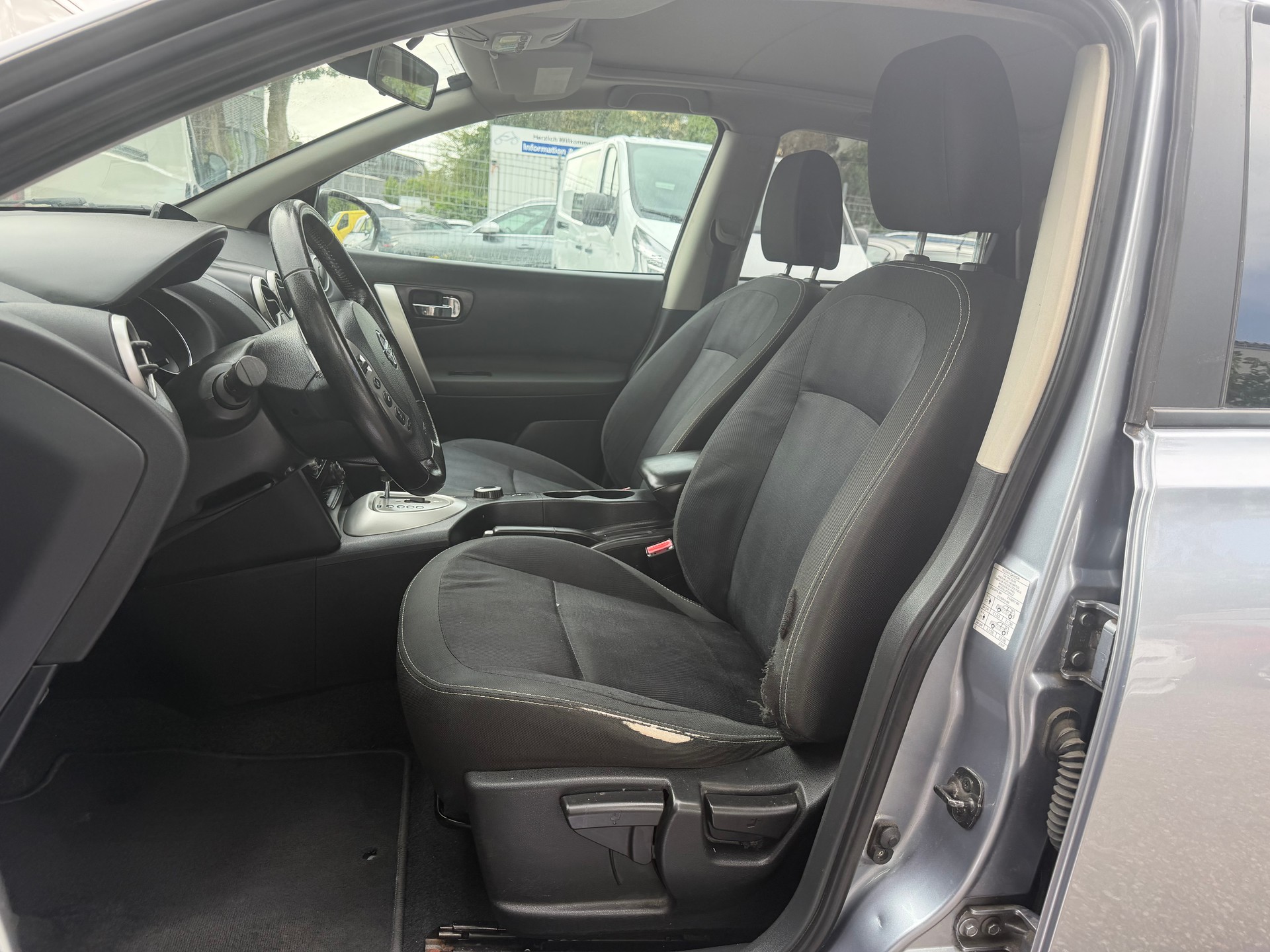 NISSAN Qashqai 2.0 4WD i-Way XTronic CVT * Navigation * Klima-auto * MF-Lenkrad-Tempomat * RF-Kamera * AHK 1400Kg * B5a-image-9