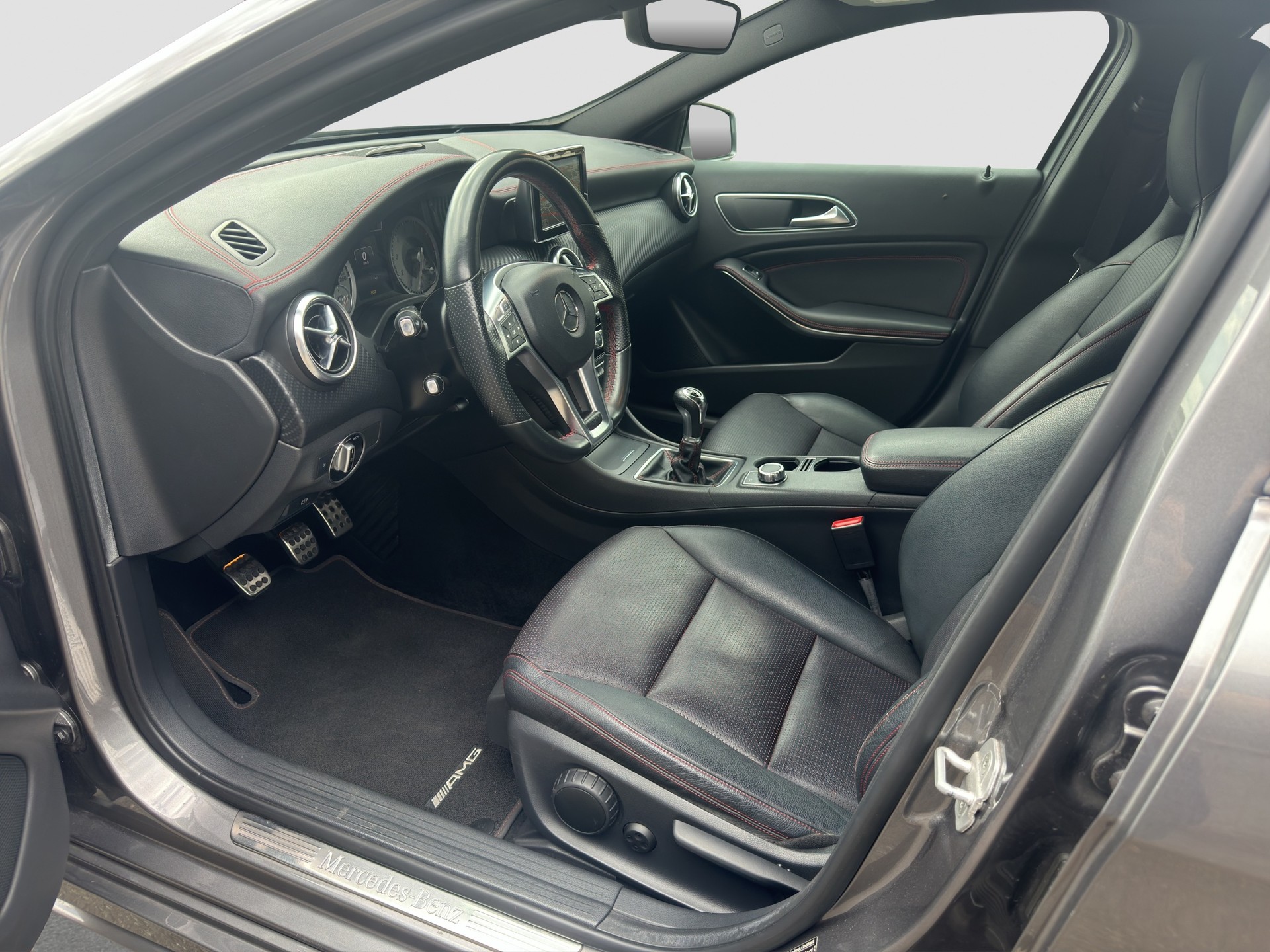 MERCEDES-BENZ A 200 AMG Line-image-9