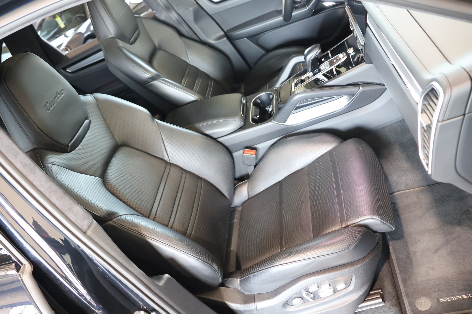 PORSCHE Cayenne Turbo-image-13