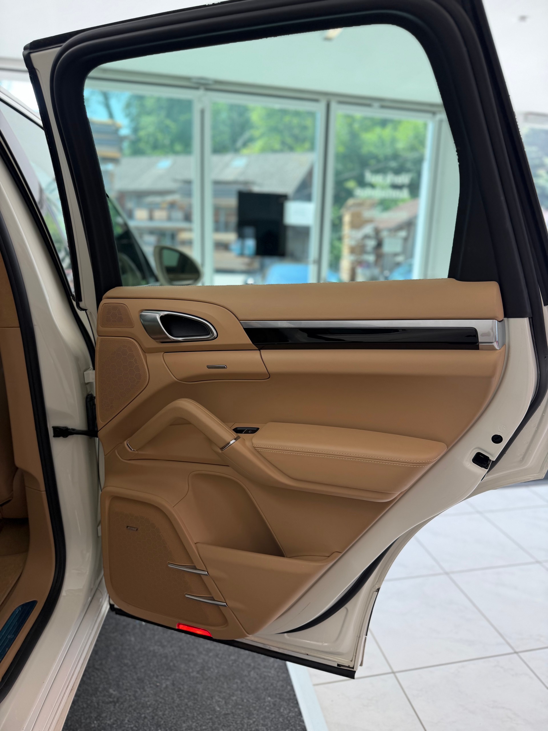 PORSCHE Cayenne 4.8 V8 Turbo TipT-image-12