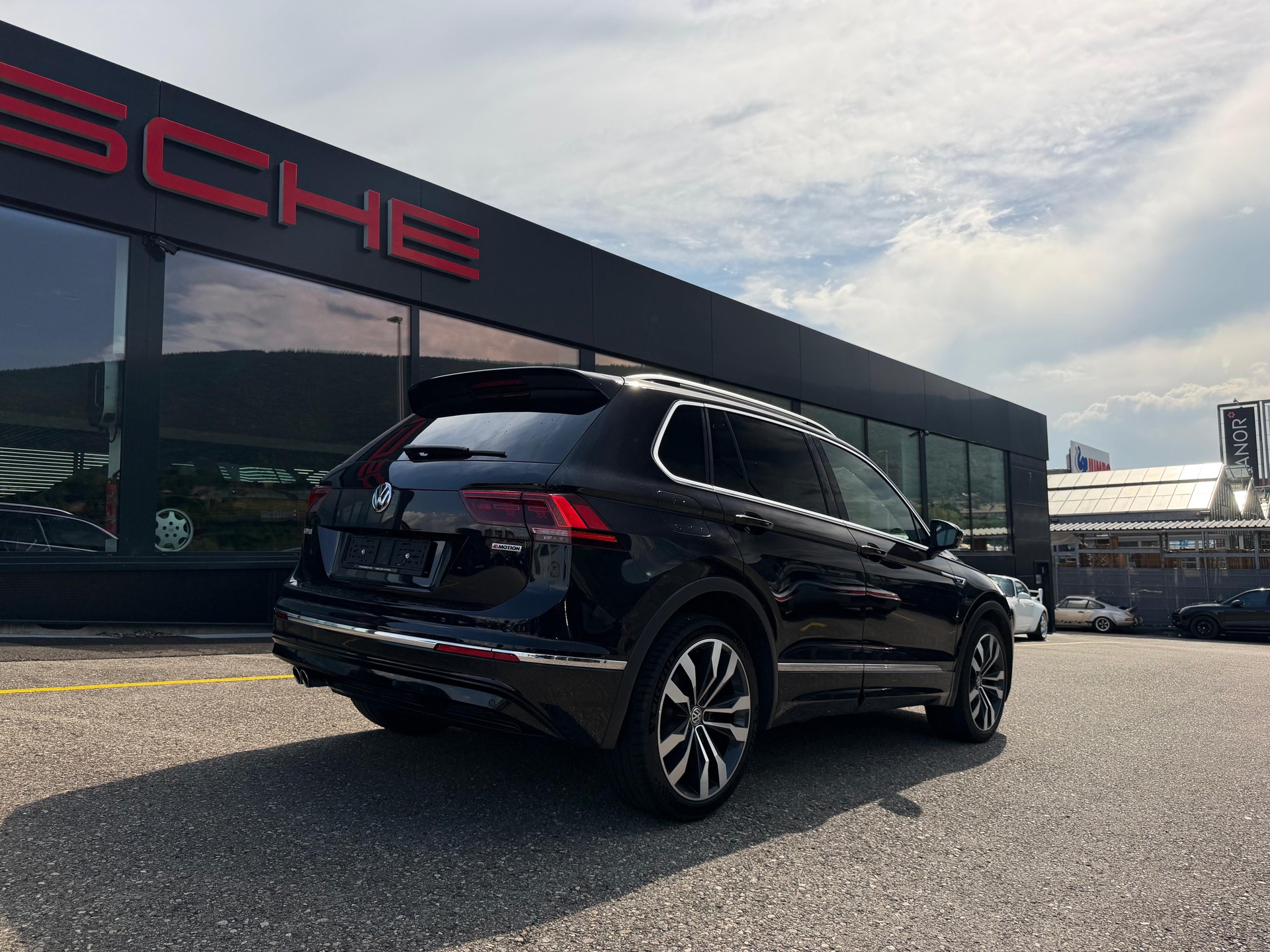 VW Tiguan 2.0TSI R-Line Highline 4Motion DSG-image-4