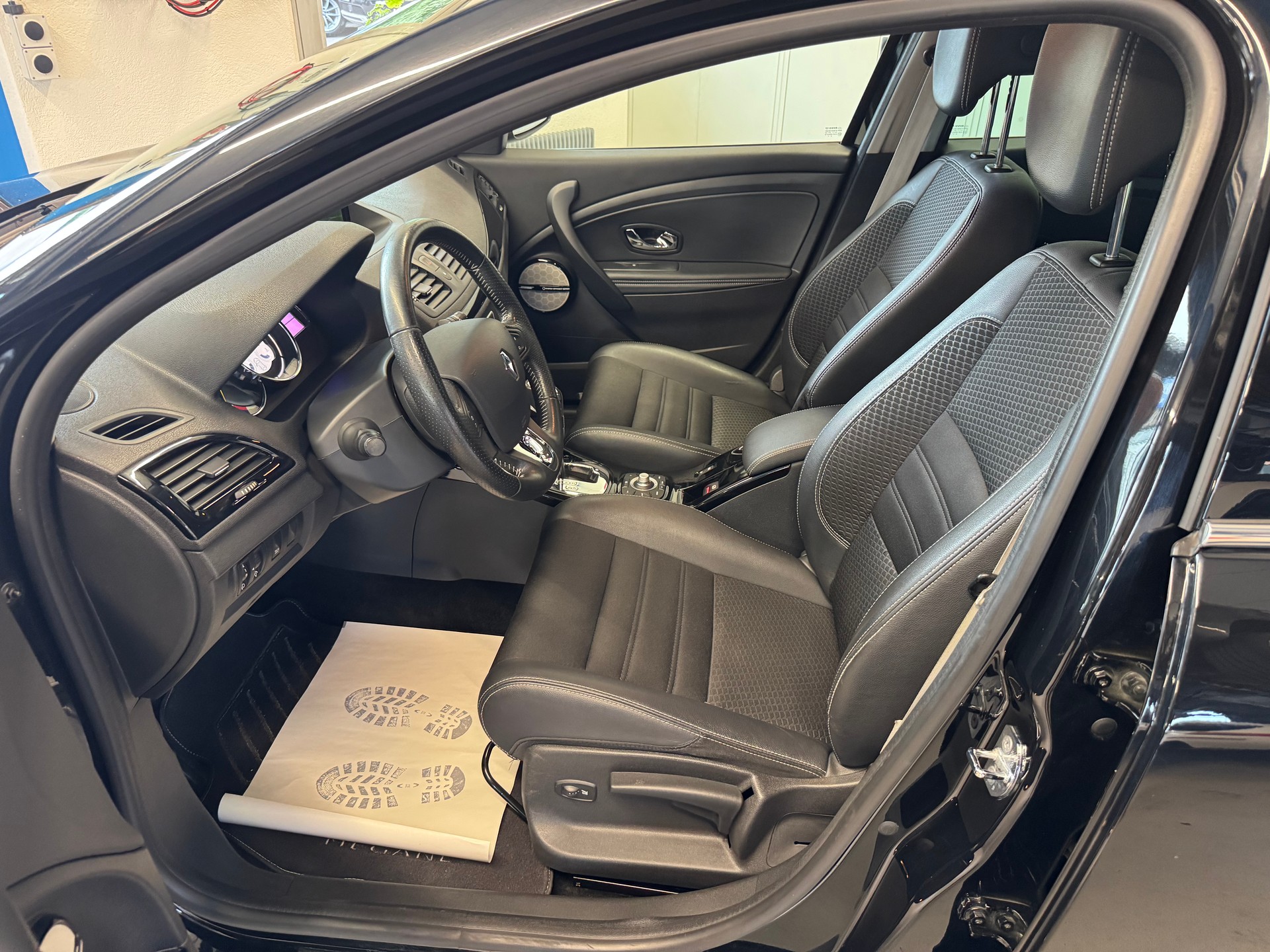 RENAULT Mégane Grandtour 1.2 16V Turbo Bose EDC-image-6