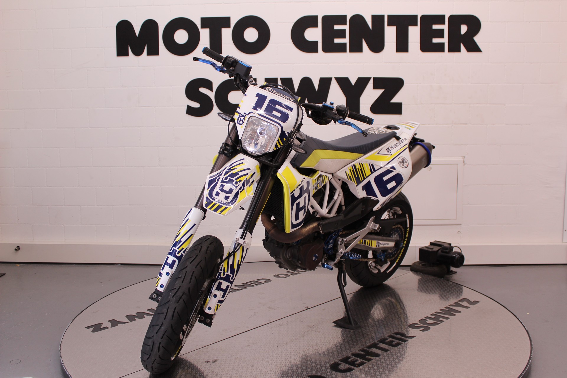 HUSQVARNA 701 Supermoto-showroom-element-2