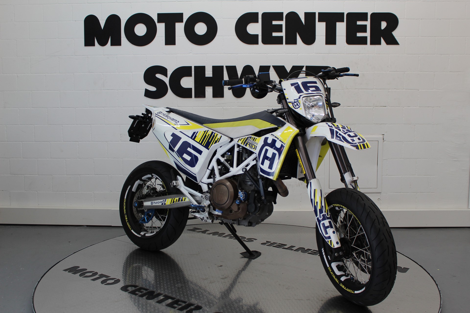 HUSQVARNA 701 Supermoto-showroom-element-1