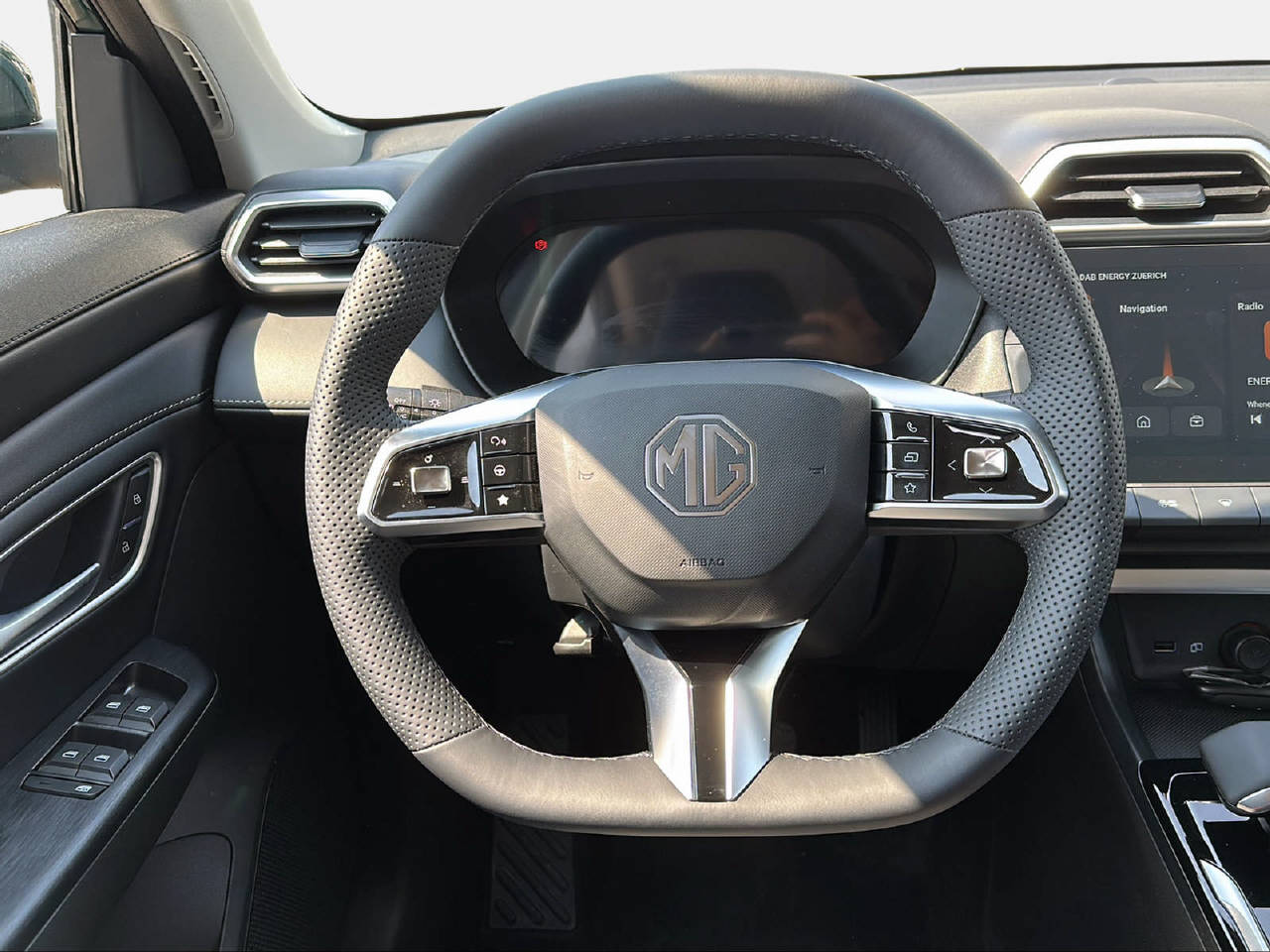 MG ZS 1.5 Hybrid+ Luxury-image-11