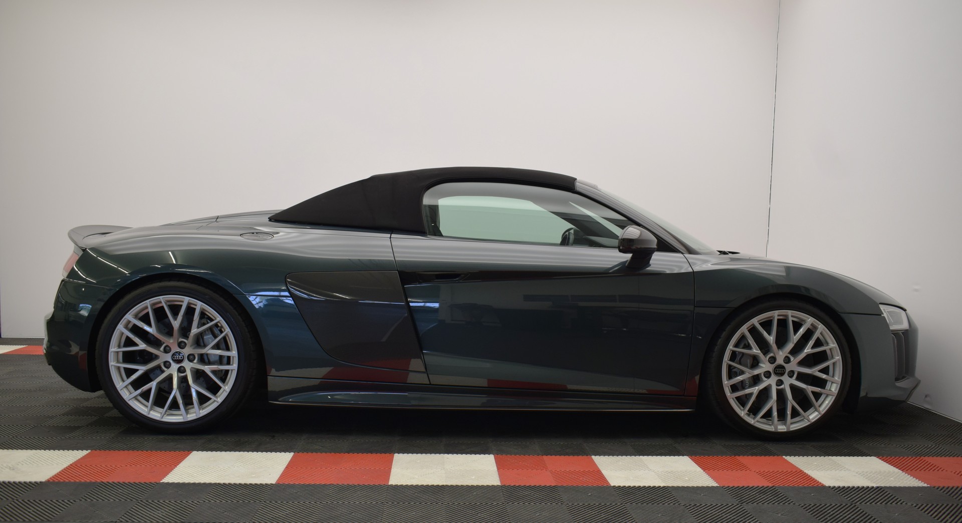 AUDI R8 Spyder 5.2 plus S-Tronic "Audi Individual Camouflage grün"-image-19