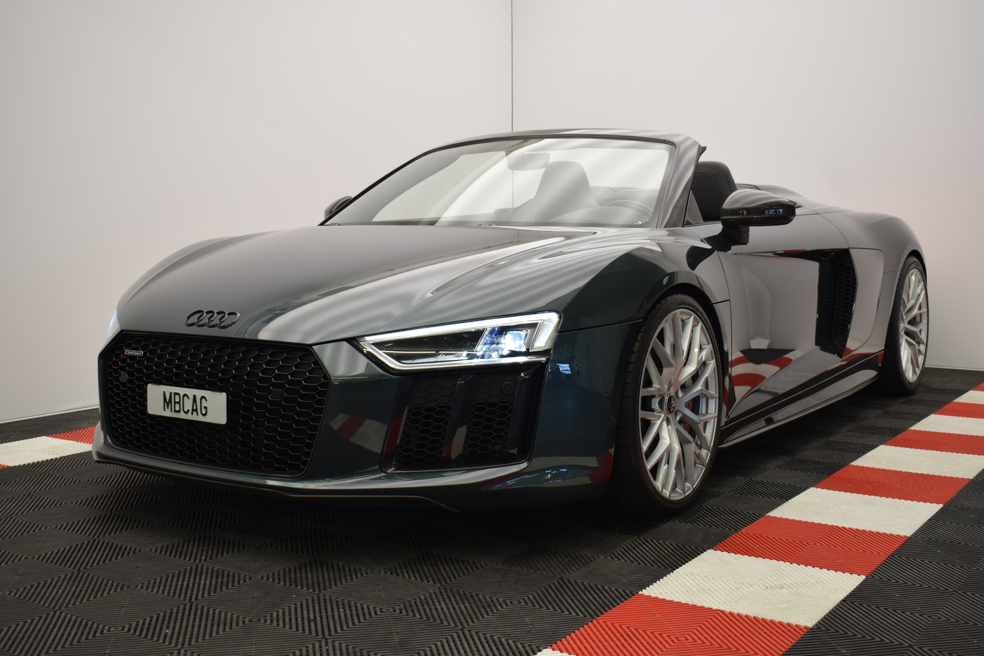 AUDI R8 Spyder 5.2 plus S-Tronic "Audi Individual Camouflage grün"-image-0