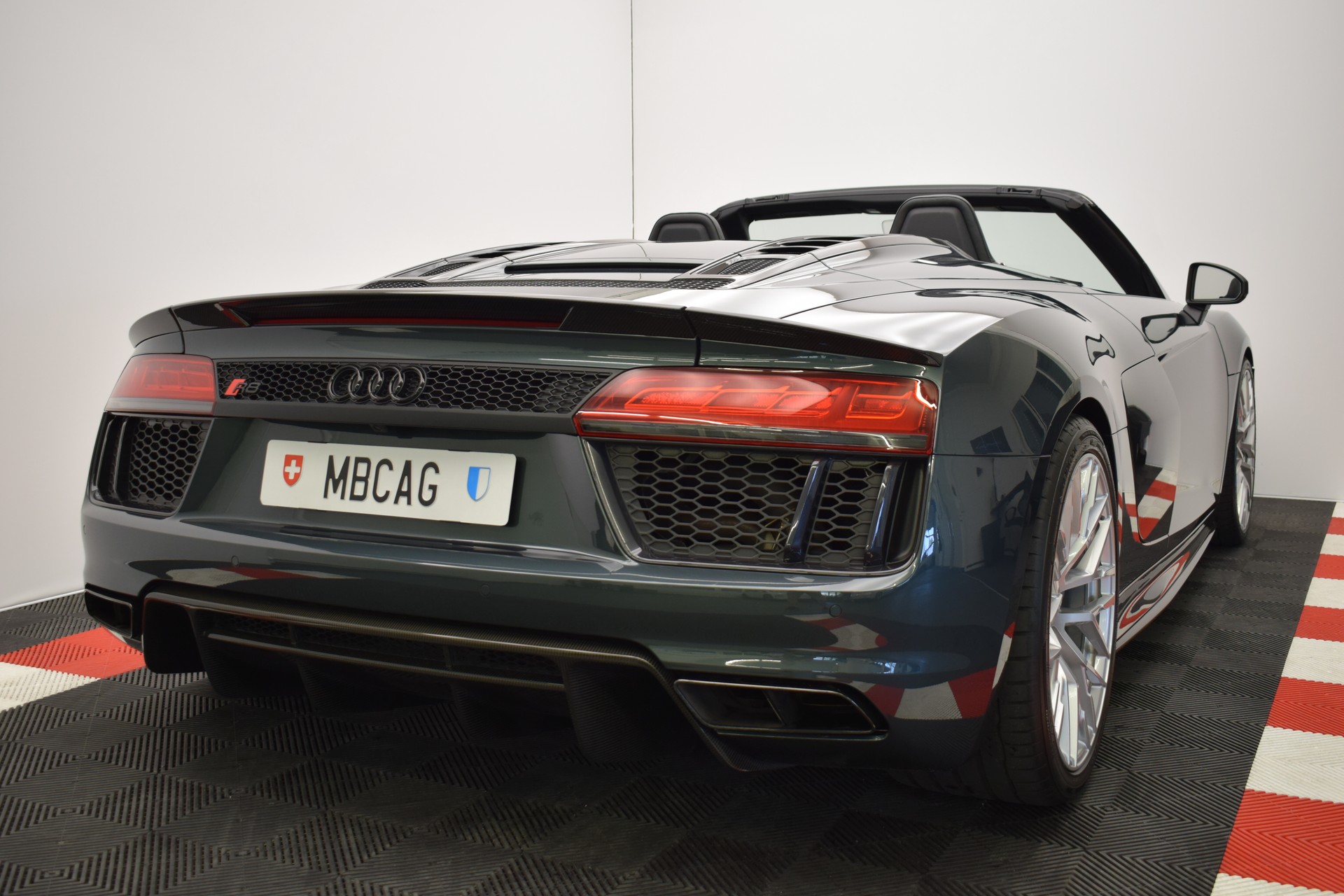 AUDI R8 Spyder 5.2 plus S-Tronic "Audi Individual Camouflage grün"-image-16