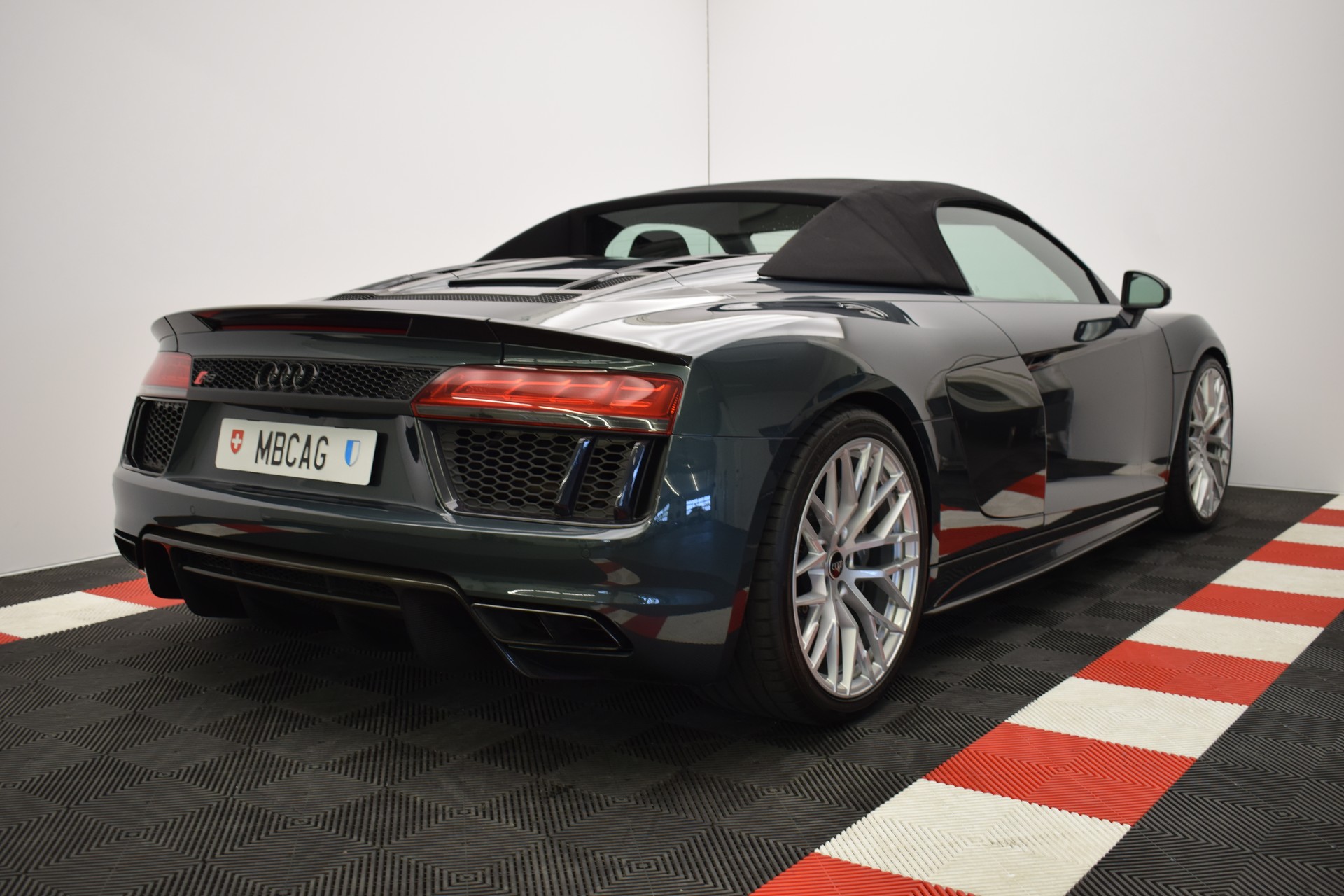 AUDI R8 Spyder 5.2 plus S-Tronic "Audi Individual Camouflage grün"-image-13