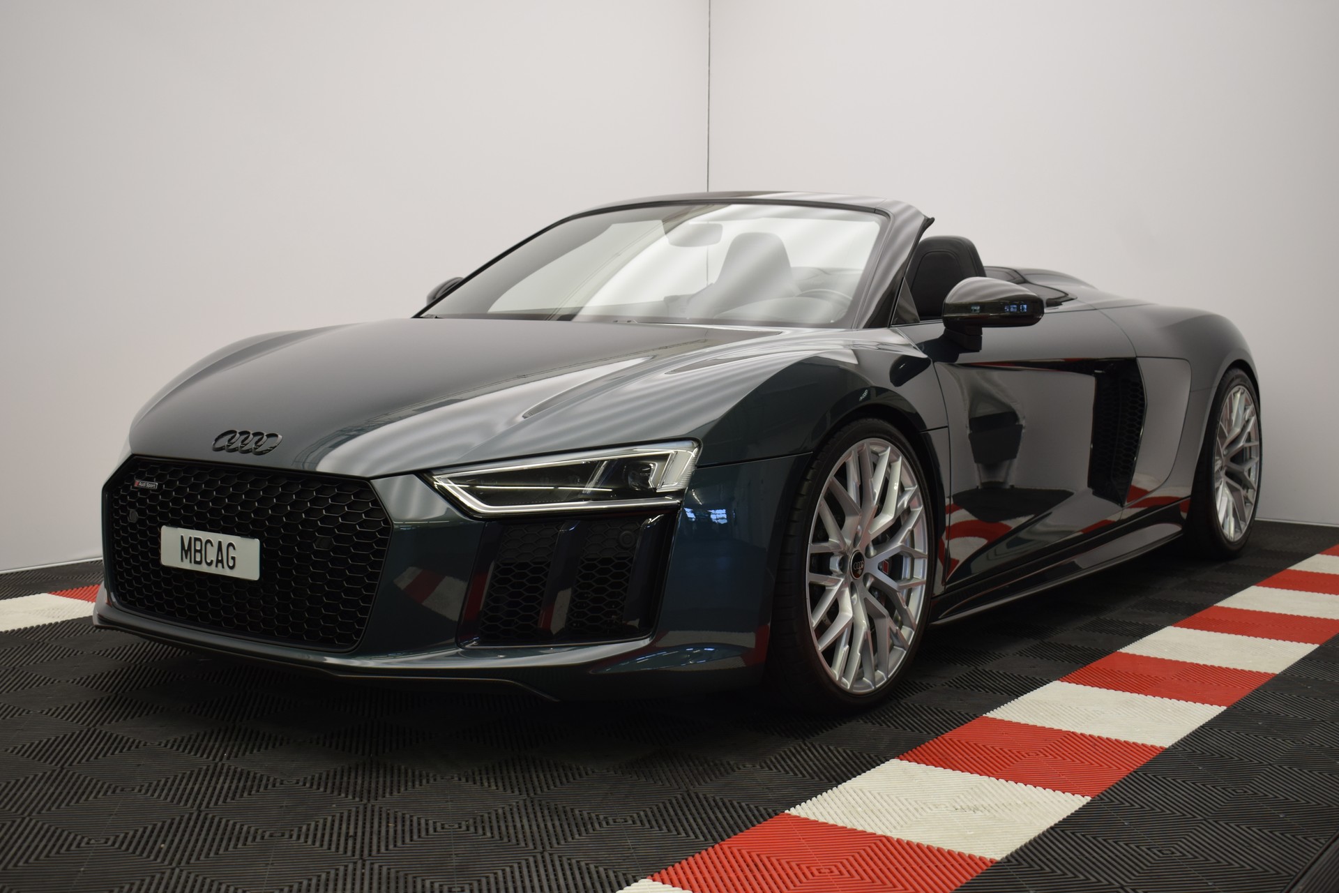 AUDI R8 Spyder 5.2 plus S-Tronic "Audi Individual Camouflage grün"-image-1