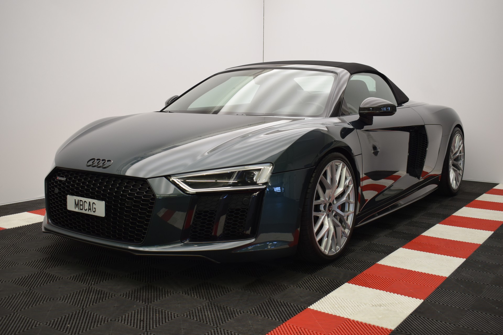 AUDI R8 Spyder 5.2 plus S-Tronic "Audi Individual Camouflage grün"-image-2