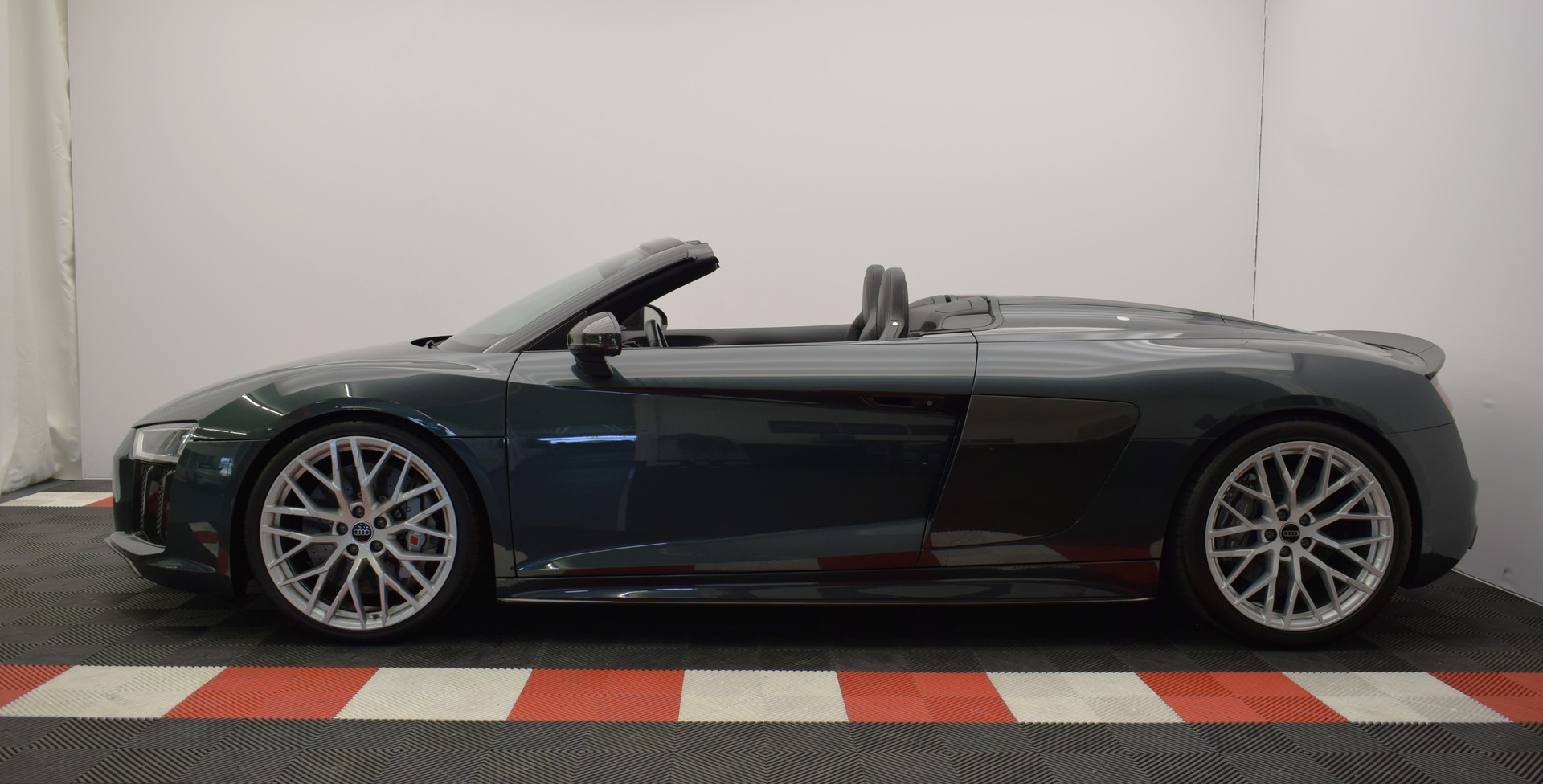 AUDI R8 Spyder 5.2 plus S-Tronic "Audi Individual Camouflage grün"-image-7