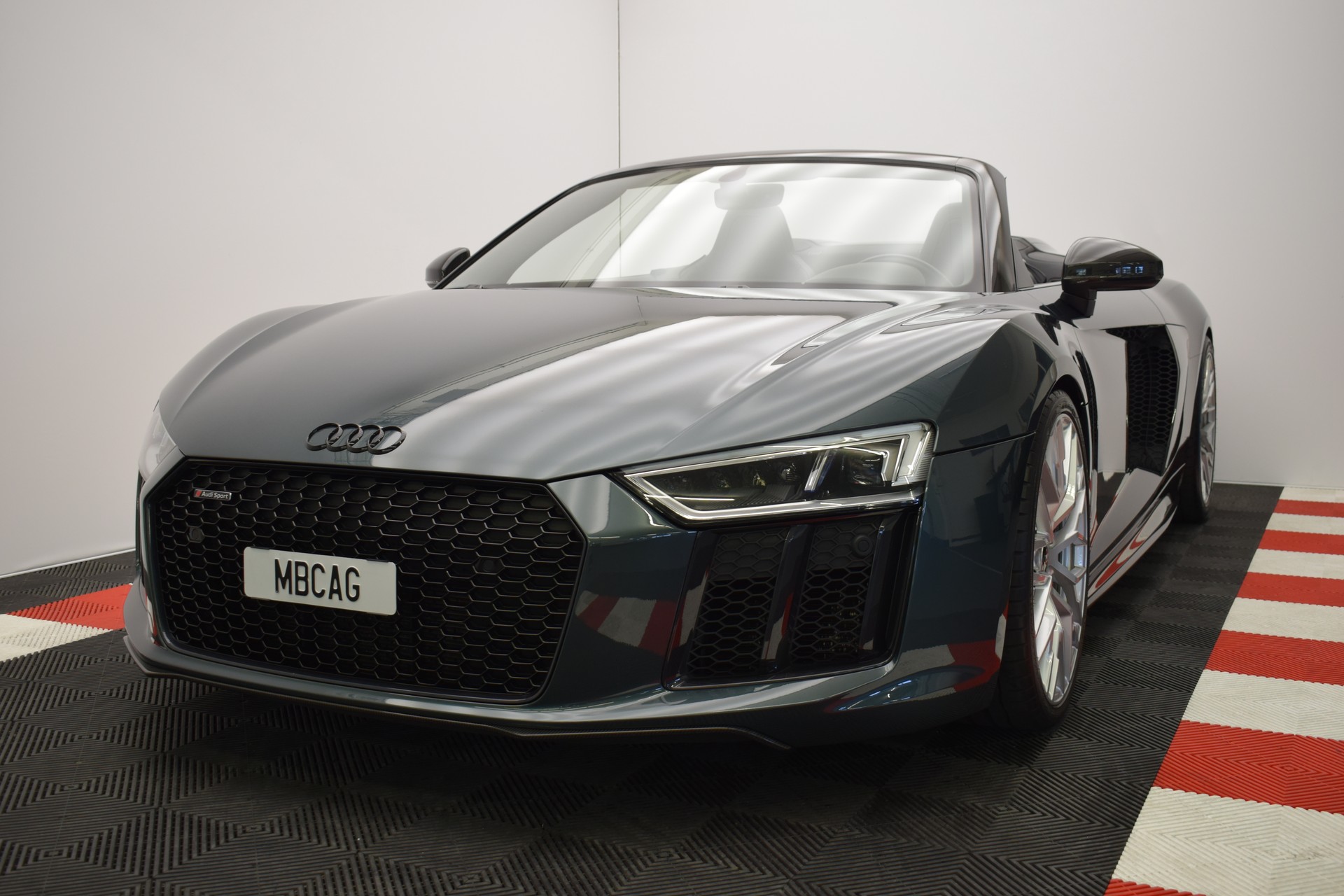 AUDI R8 Spyder 5.2 plus S-Tronic "Audi Individual Camouflage grün"-image-4
