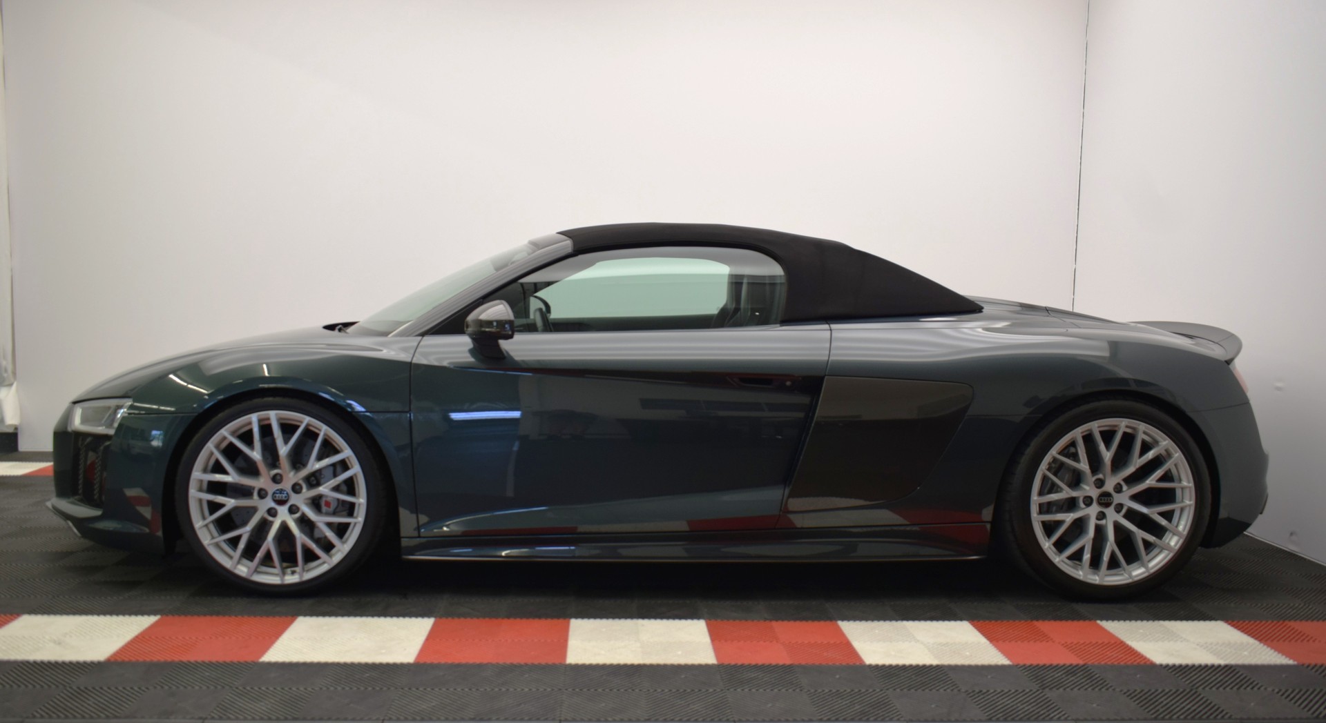 AUDI R8 Spyder 5.2 plus S-Tronic "Audi Individual Camouflage grün"-image-8