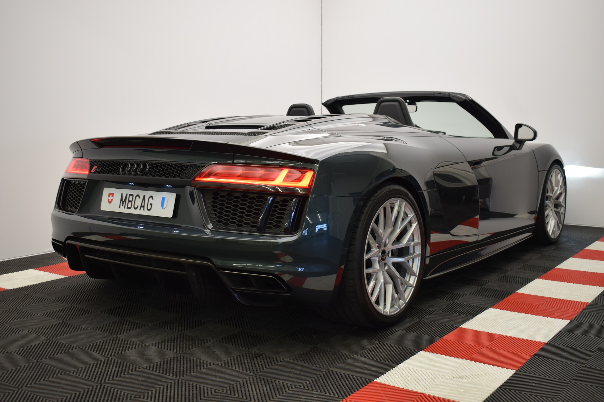 AUDI R8 Spyder 5.2 plus S-Tronic "Audi Individual Camouflage grün"-image-11