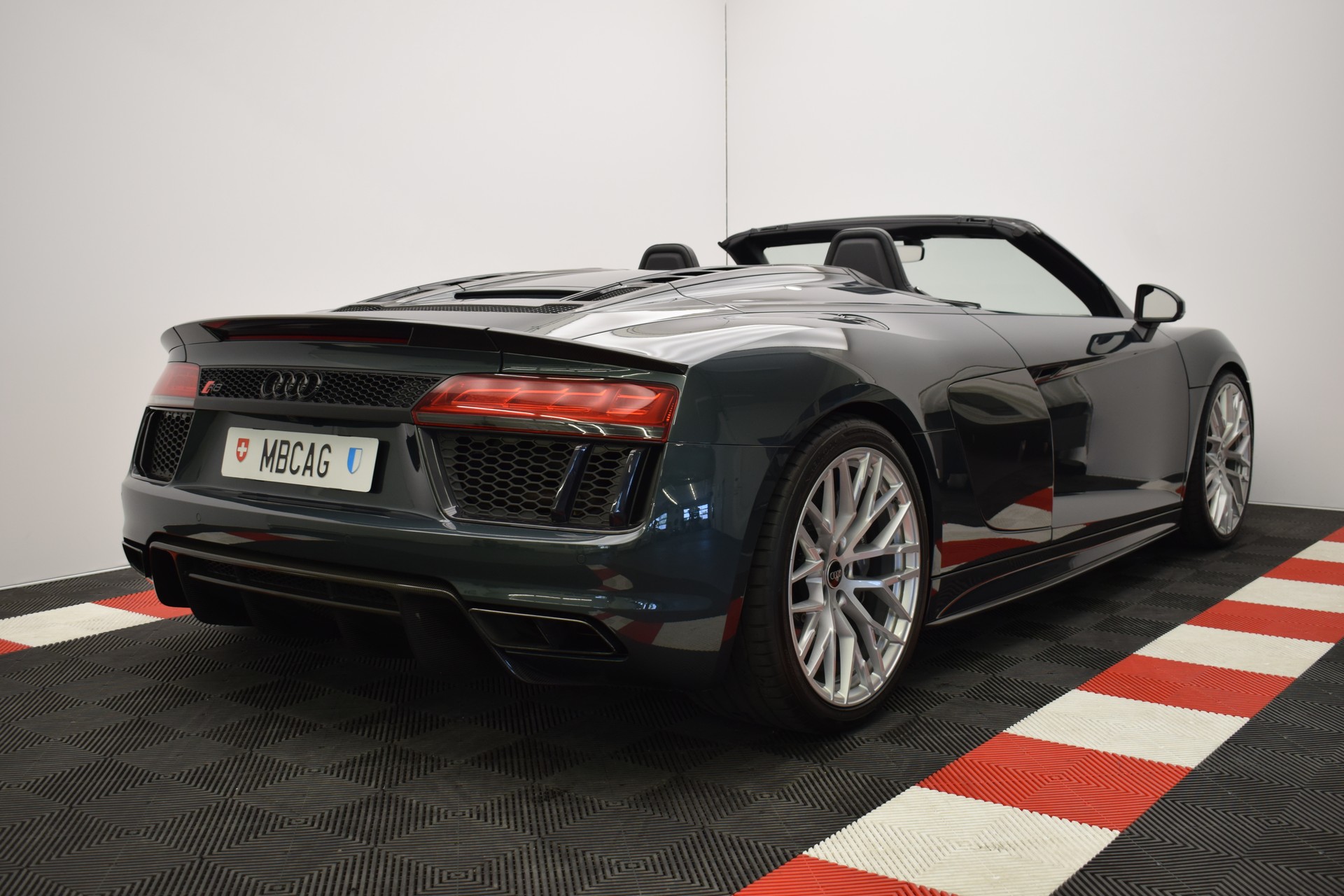 AUDI R8 Spyder 5.2 plus S-Tronic "Audi Individual Camouflage grün"-image-12