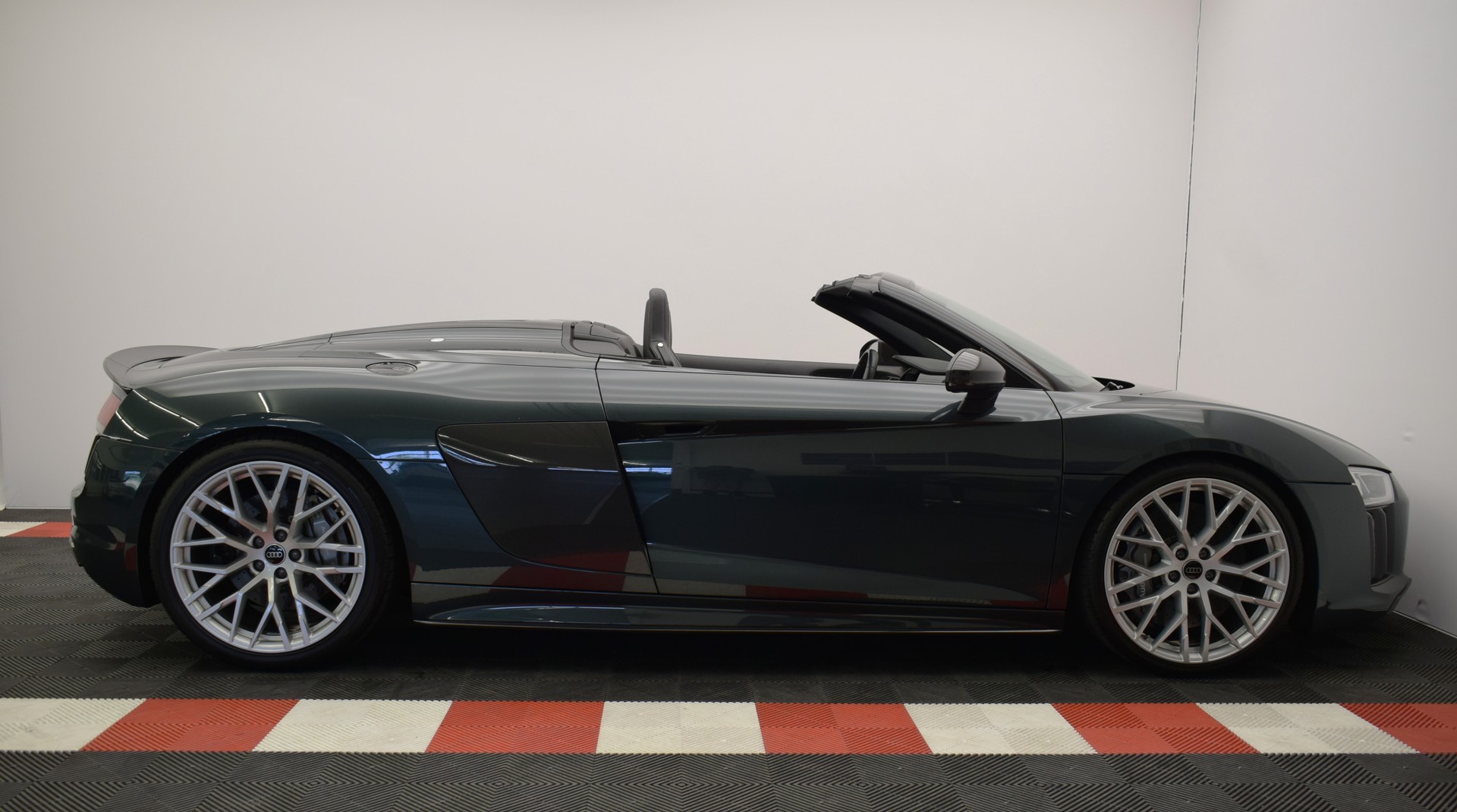 AUDI R8 Spyder 5.2 plus S-Tronic "Audi Individual Camouflage grün"-image-18