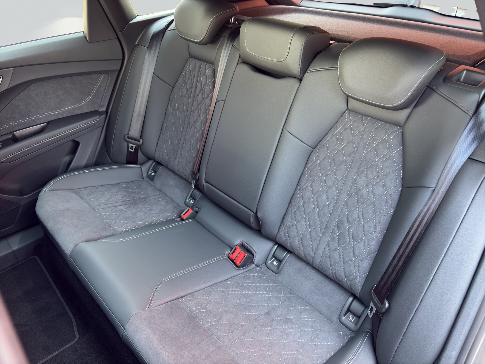 AUDI Q4 e-tron SUV quattro performance-image-8