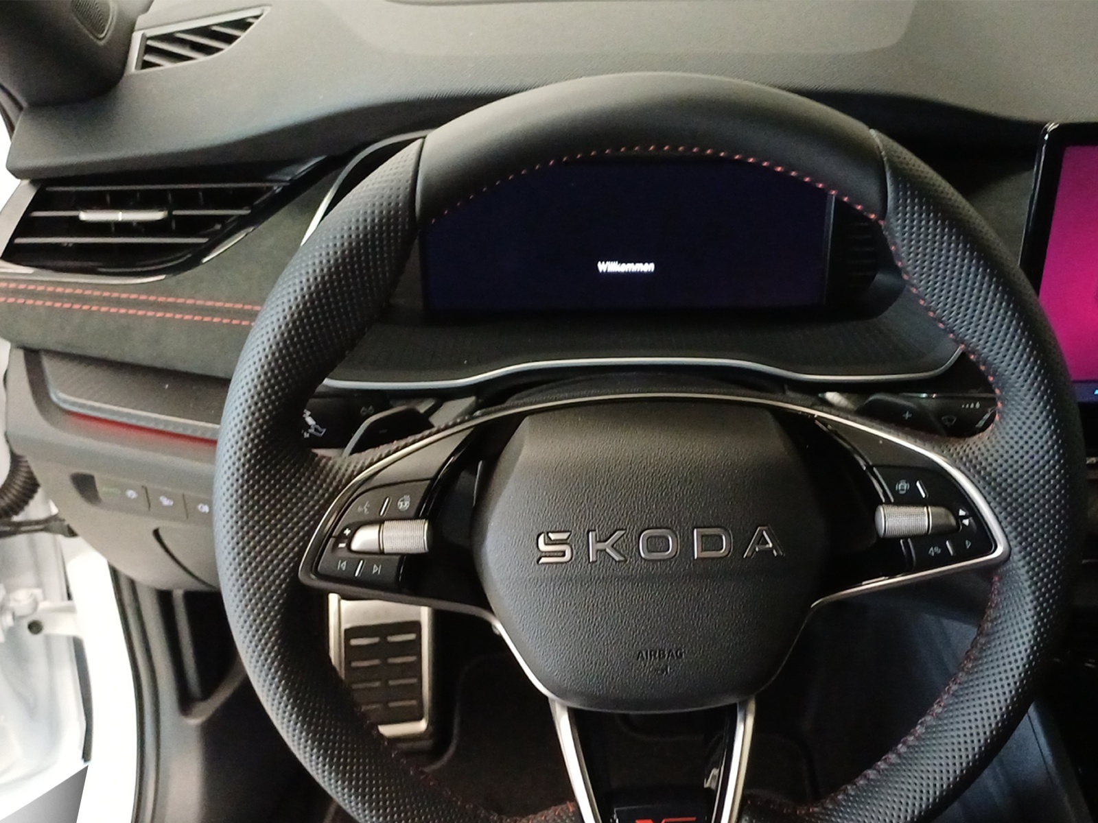 SKODA Octavia Combi 2.0 TSI DSG RS 30 Years Edition-image-9