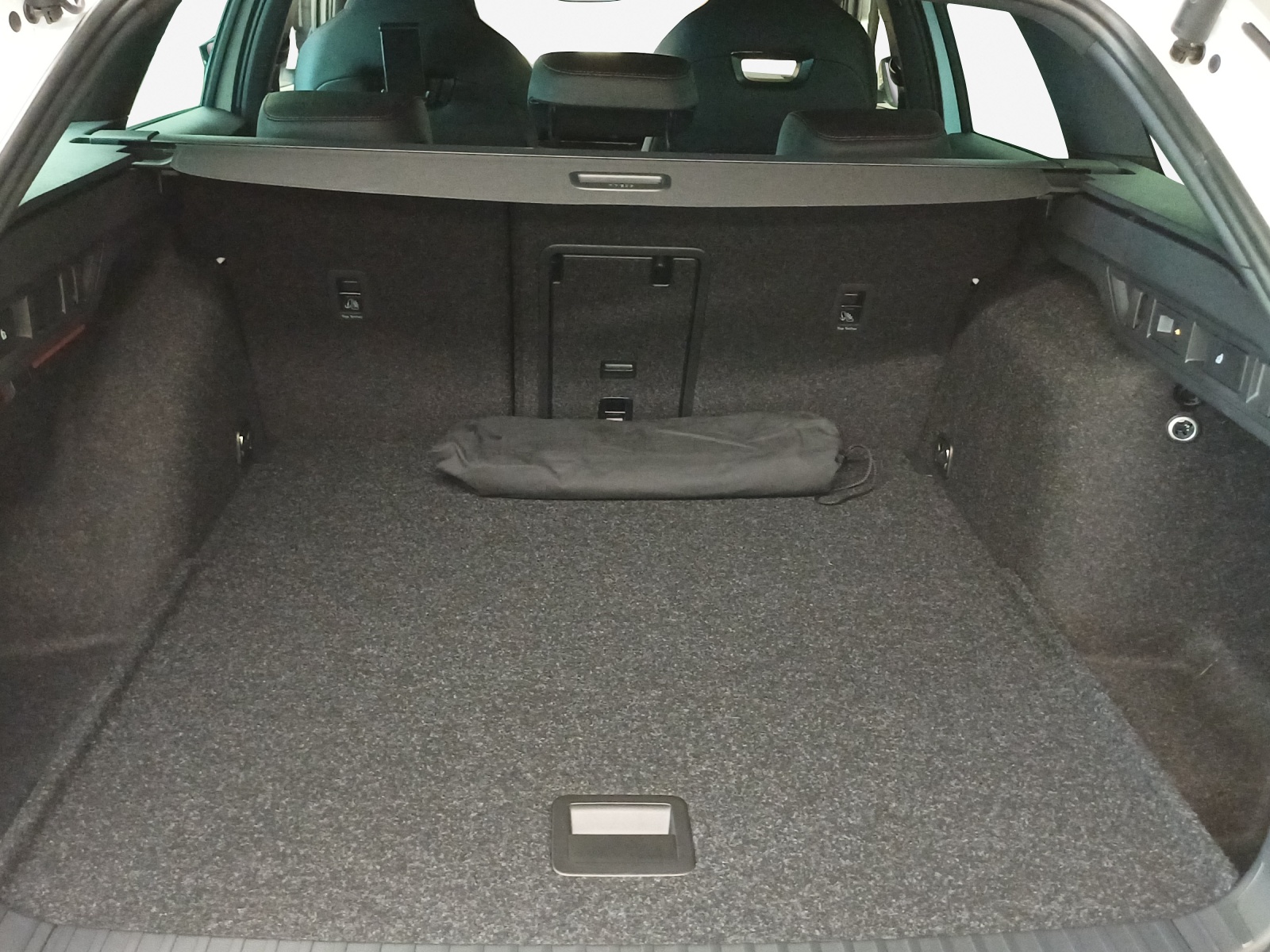 SKODA Octavia Combi 2.0 TSI DSG RS 30 Years Edition-image-12