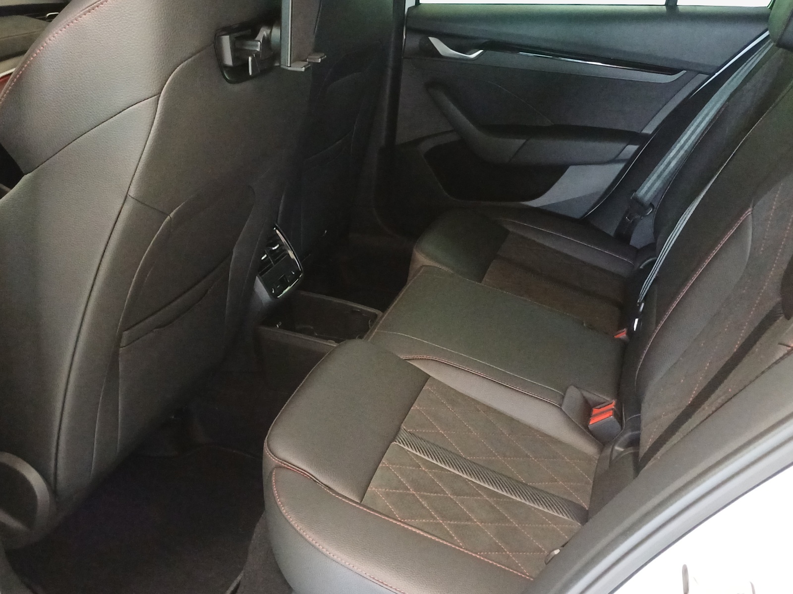 SKODA Octavia Combi 2.0 TSI DSG RS 30 Years Edition-image-11