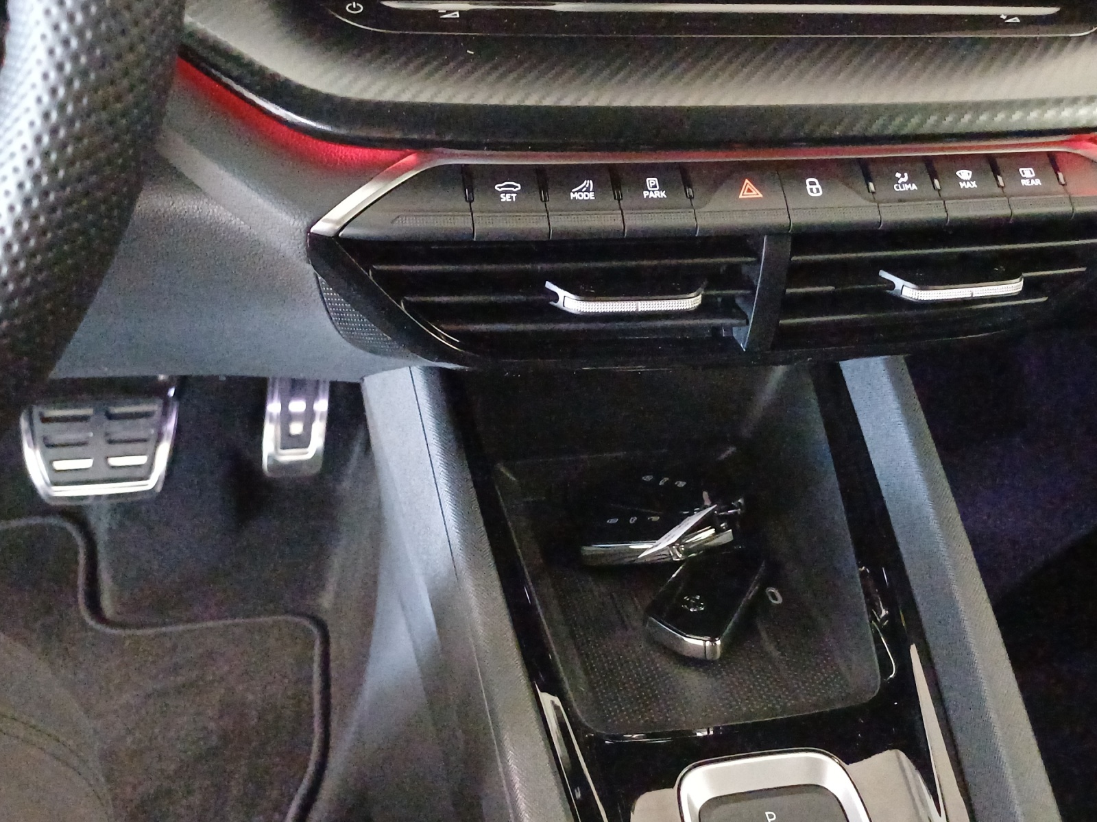 SKODA Octavia Combi 2.0 TSI DSG RS 30 Years Edition-image-10