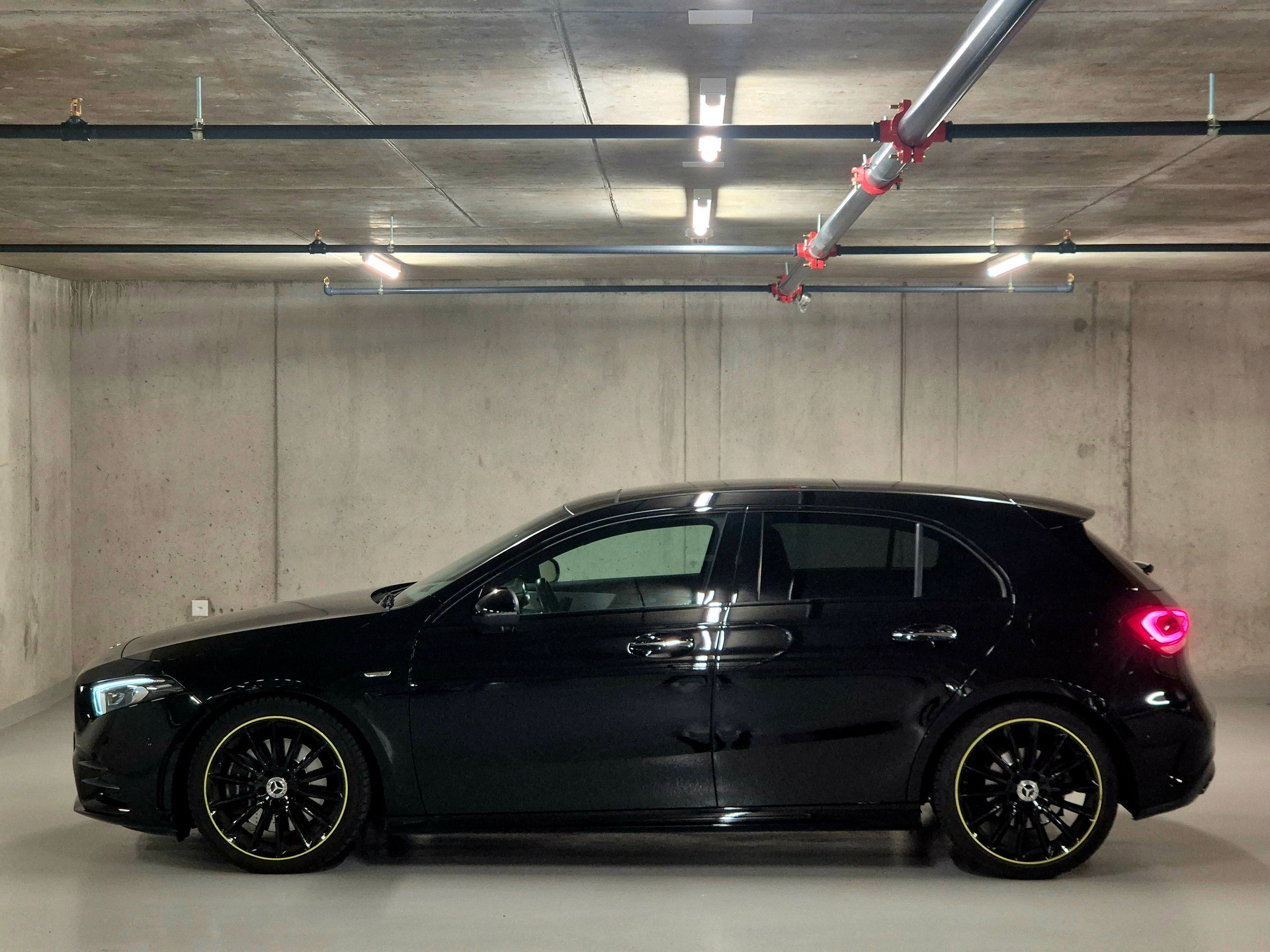 MERCEDES-BENZ A 250 AMG Line 7G-DCT-image-3
