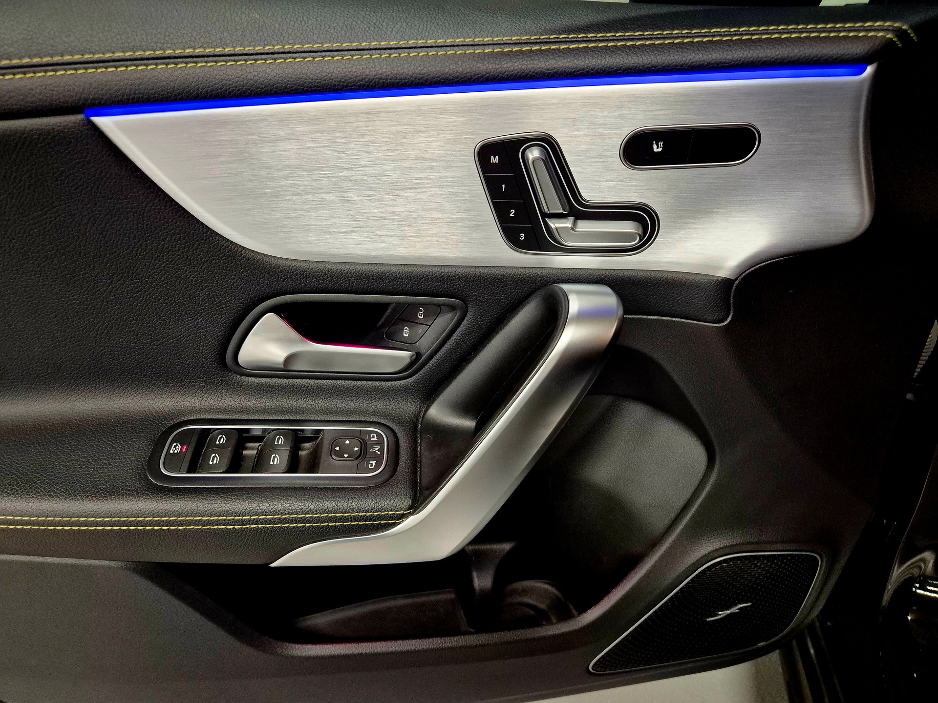 MERCEDES-BENZ A 250 AMG Line 7G-DCT-image-14