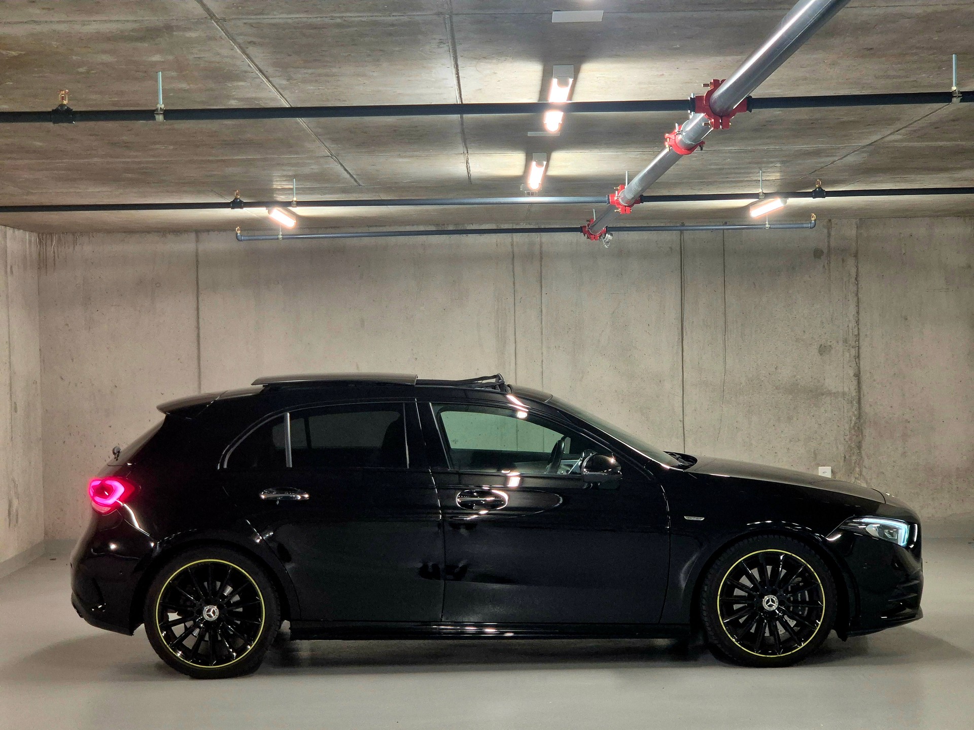 MERCEDES-BENZ A 250 AMG Line 7G-DCT-image-4
