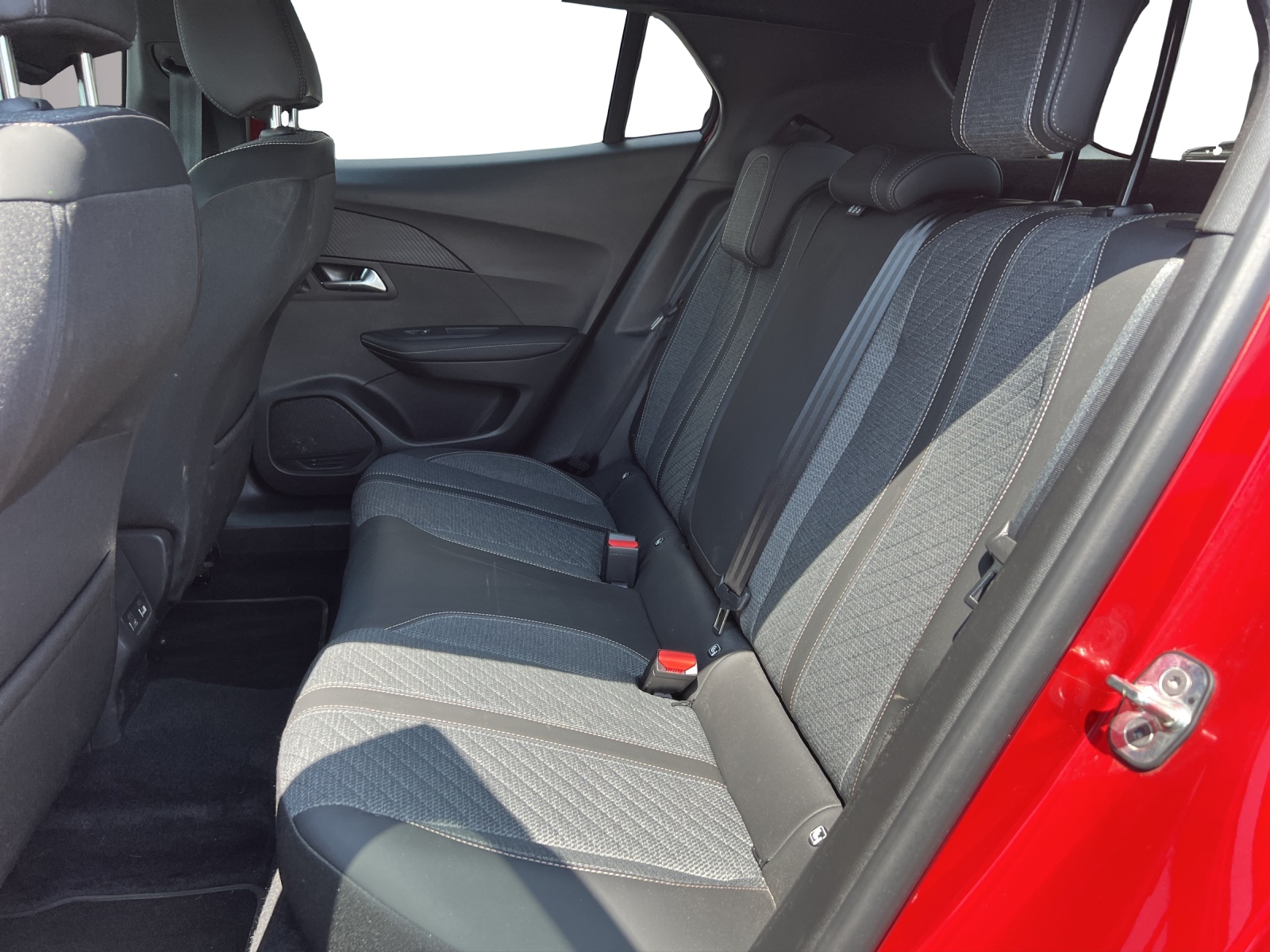 PEUGEOT 2008 1.2 PureTech 130 Allure Premium-image-10