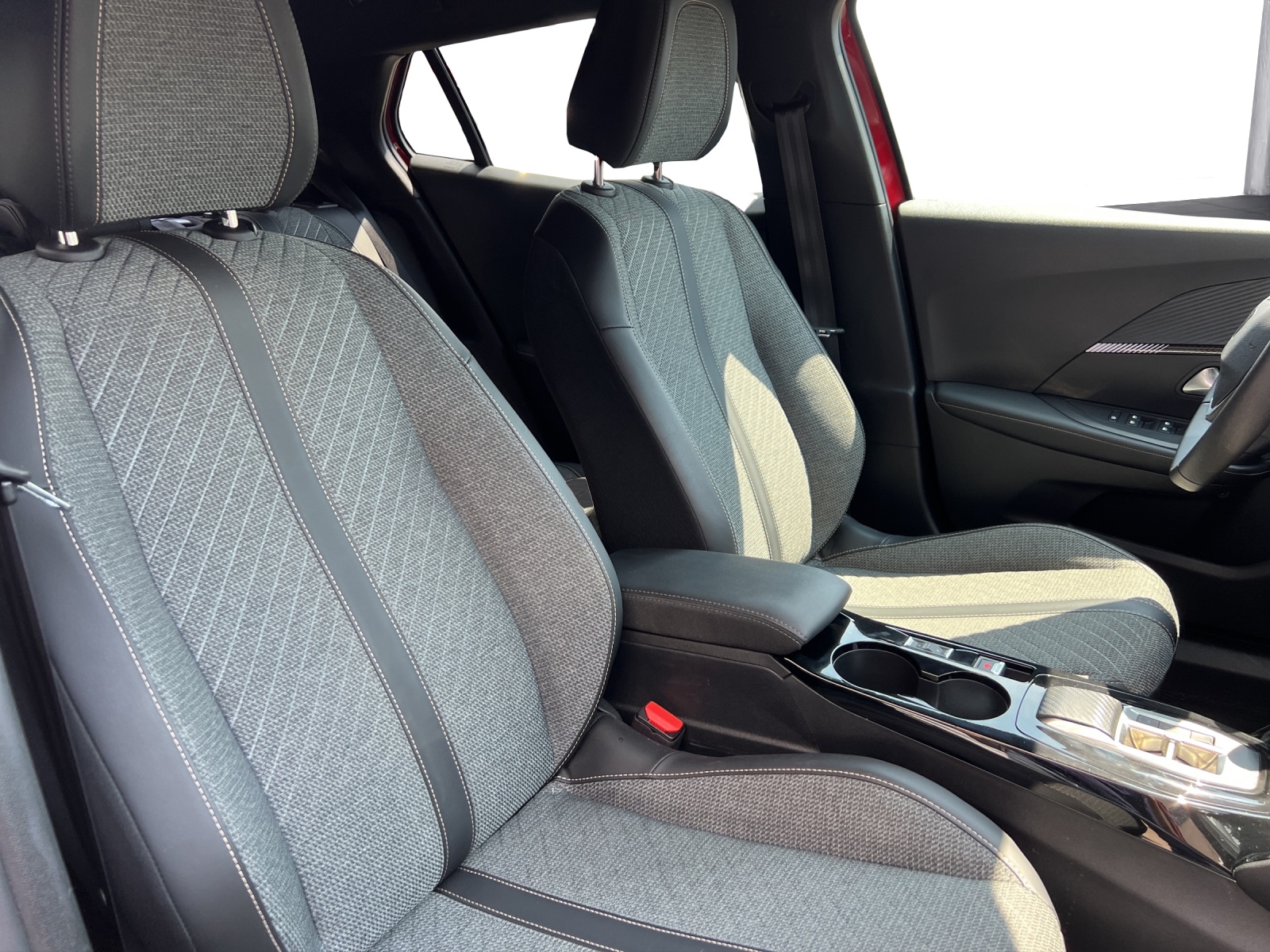 PEUGEOT 2008 1.2 PureTech 130 Allure Premium-image-1