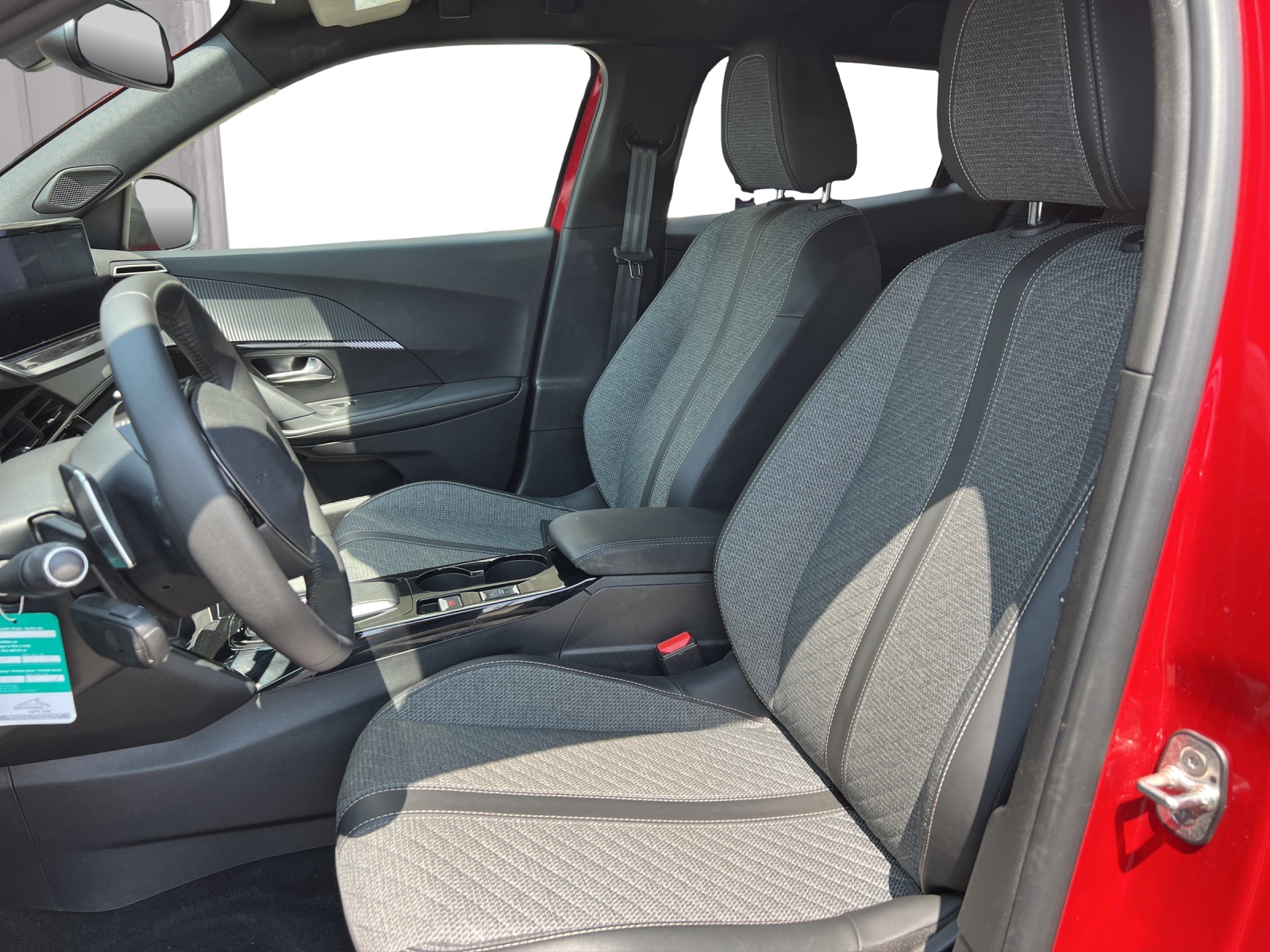 PEUGEOT 2008 1.2 PureTech 130 Allure Premium-image-8