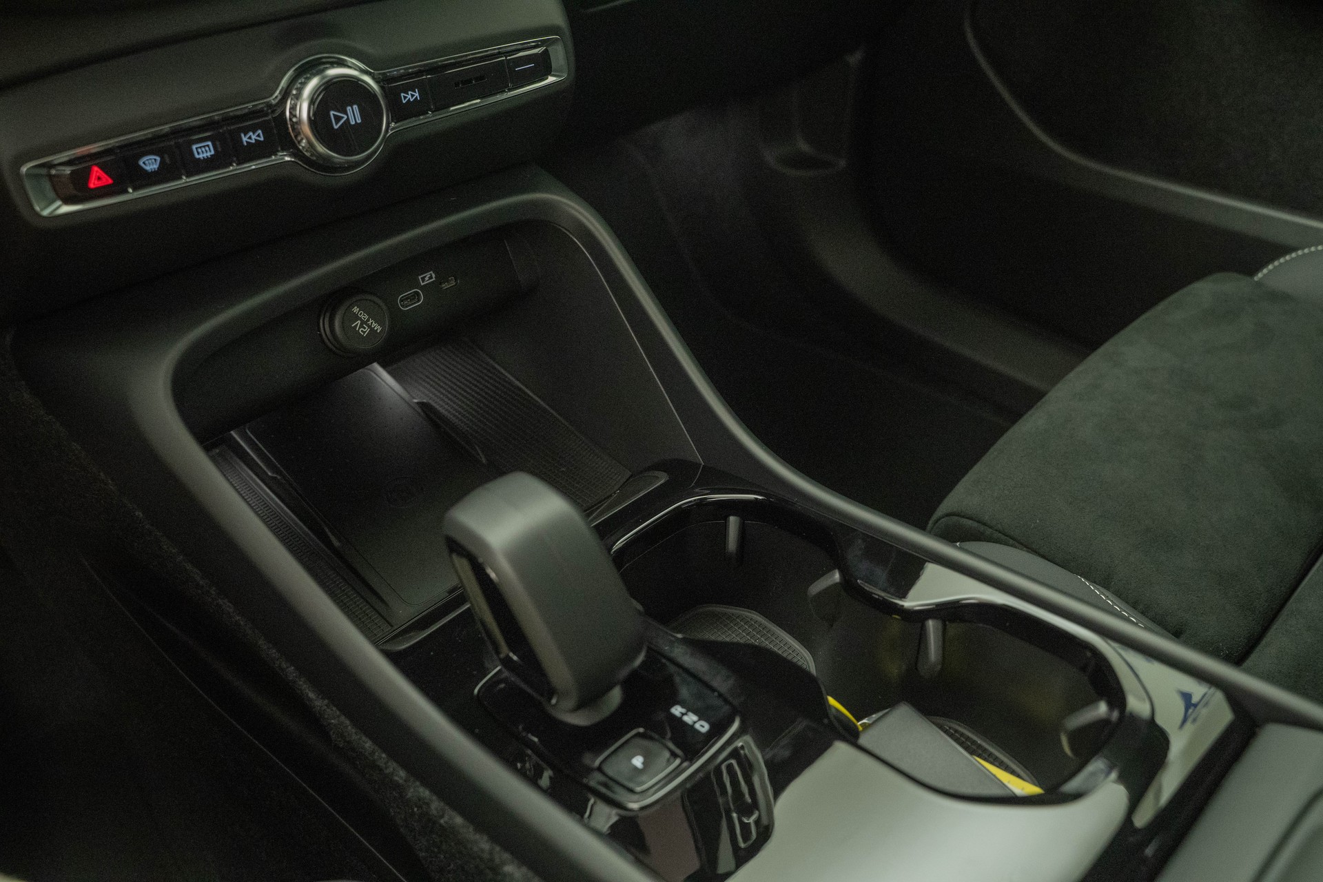 VOLVO EX40 Twin Black Edition AWD-image-10
