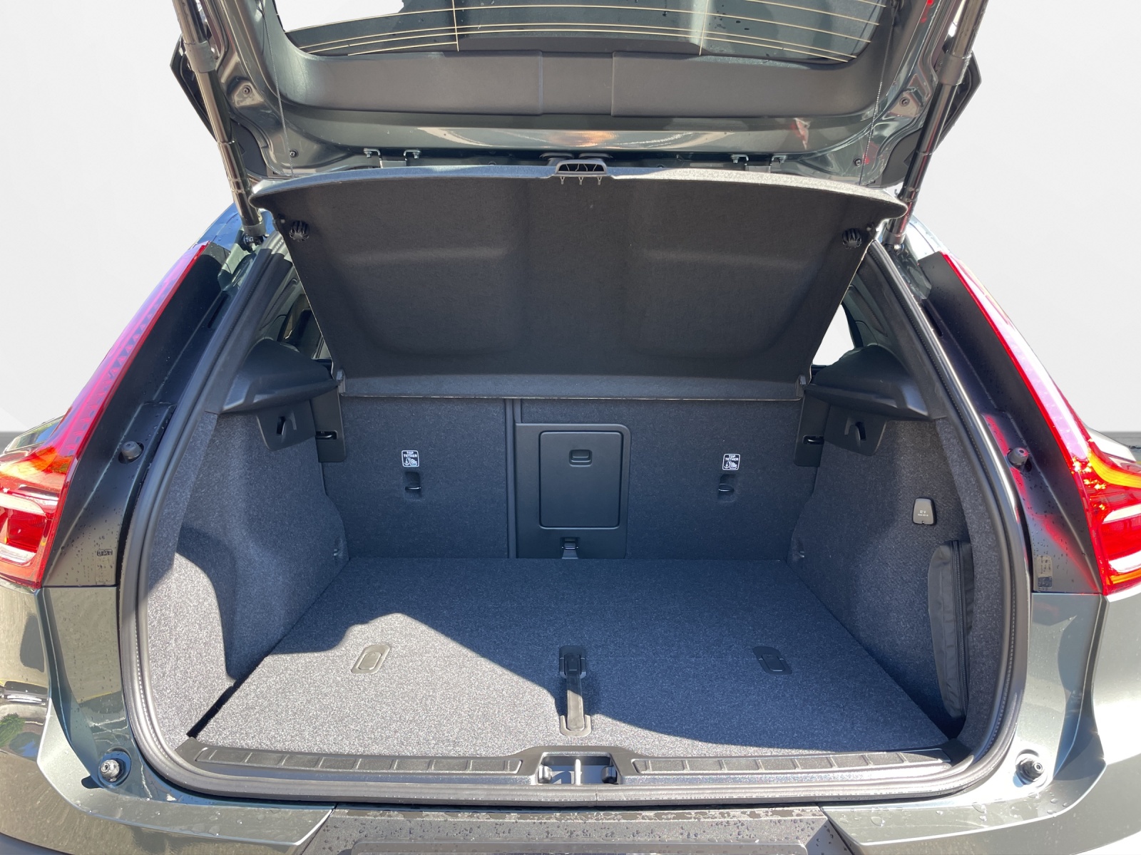 VOLVO XC40 2.0 B3 MH Plus Dark-image-14