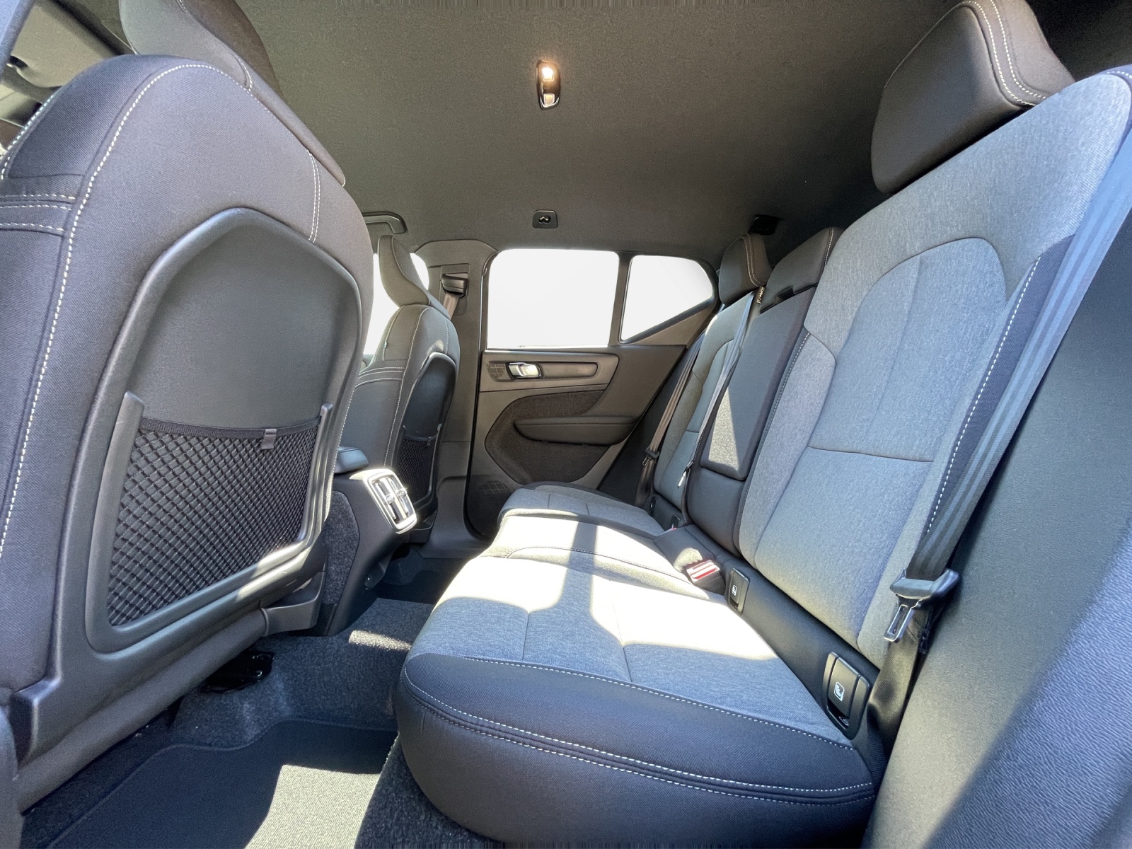 VOLVO XC40 2.0 B3 MH Plus Dark-image-13