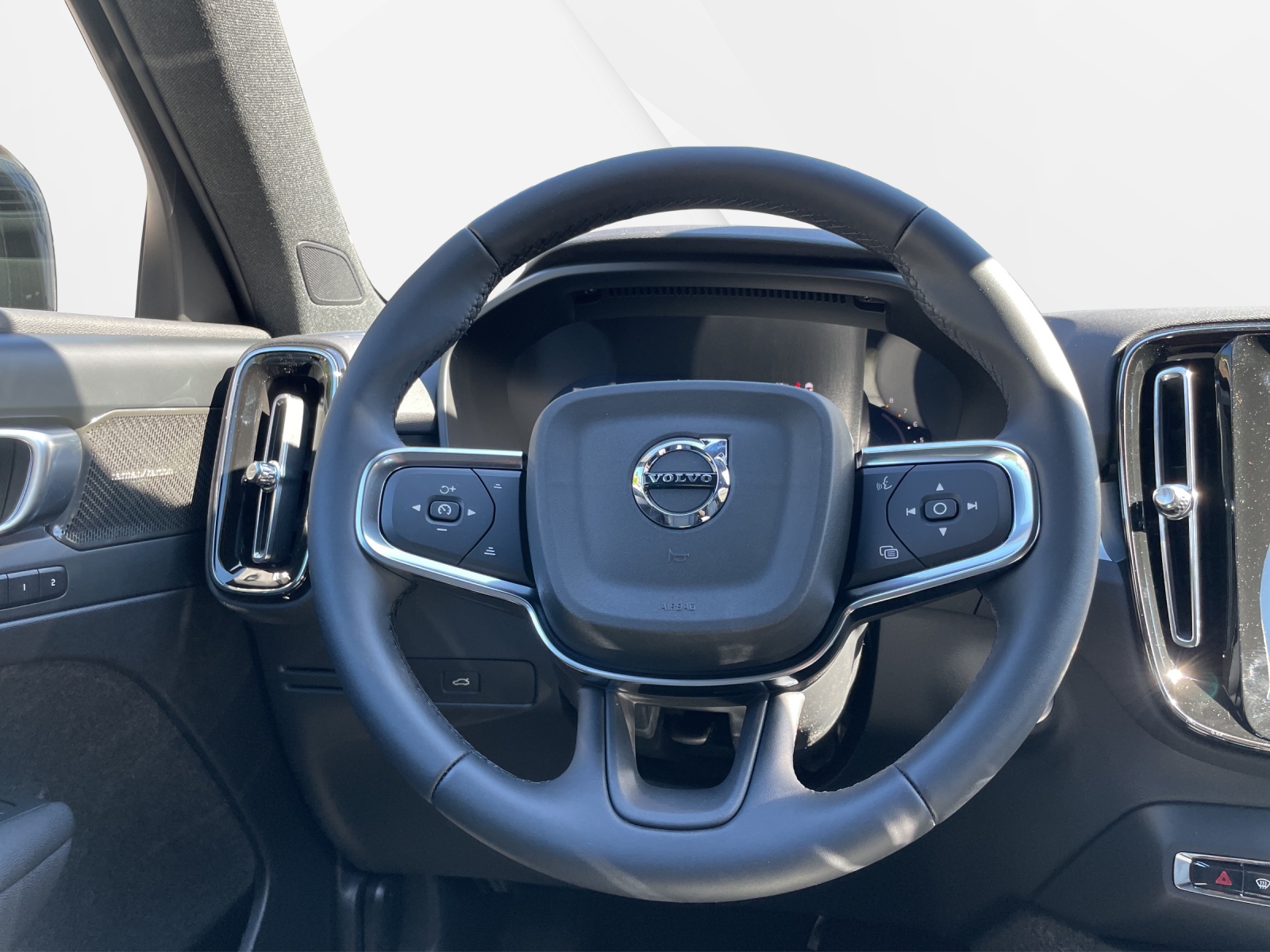 VOLVO XC40 2.0 B3 MH Plus Dark-image-11