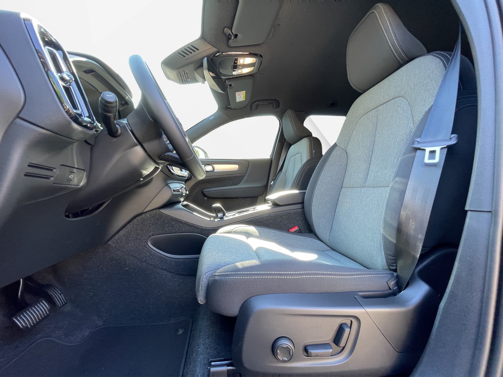 VOLVO XC40 2.0 B3 MH Plus Dark-image-9